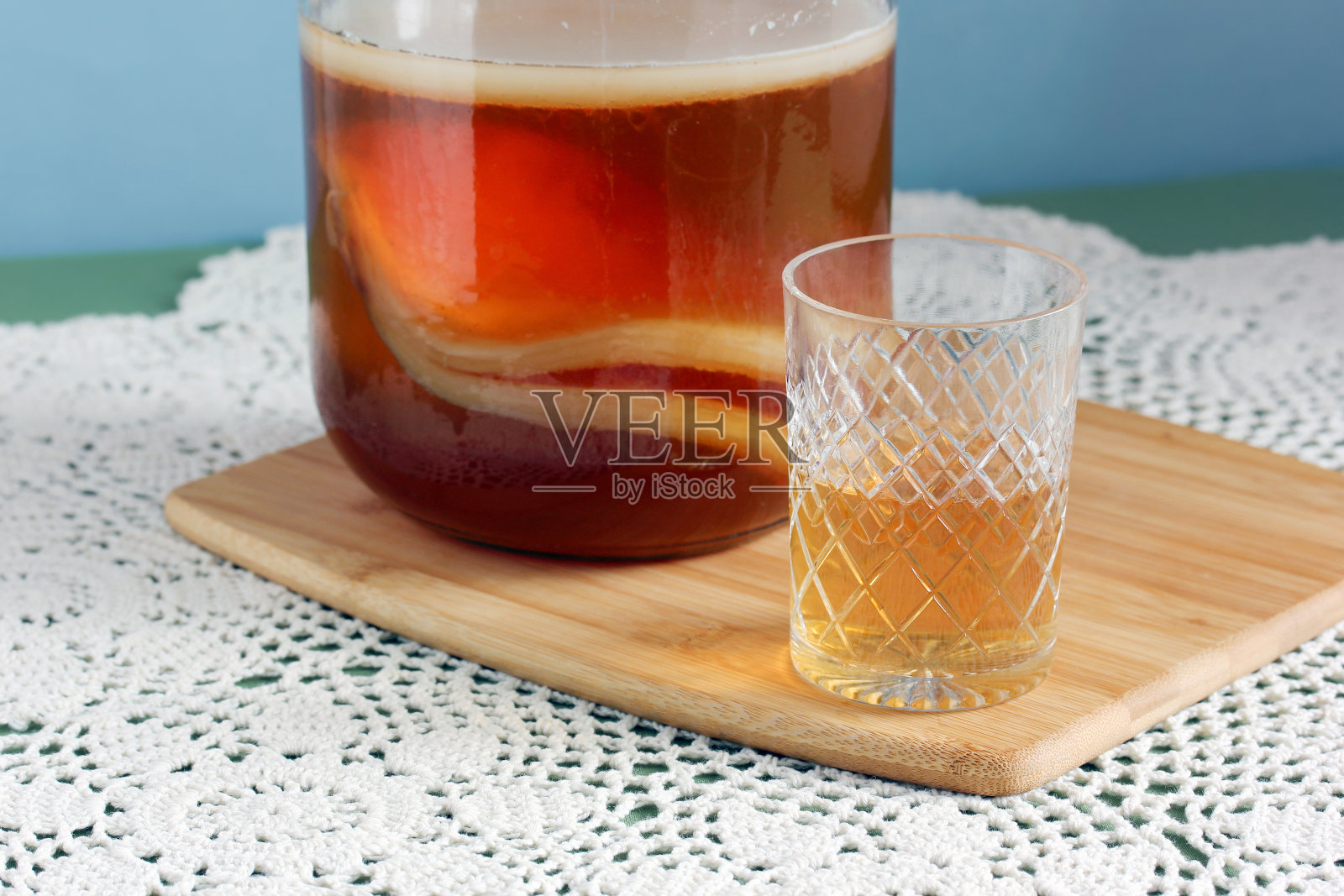 玻璃杯配康普茶饮料，糖醋克瓦斯茶。照片摄影图片