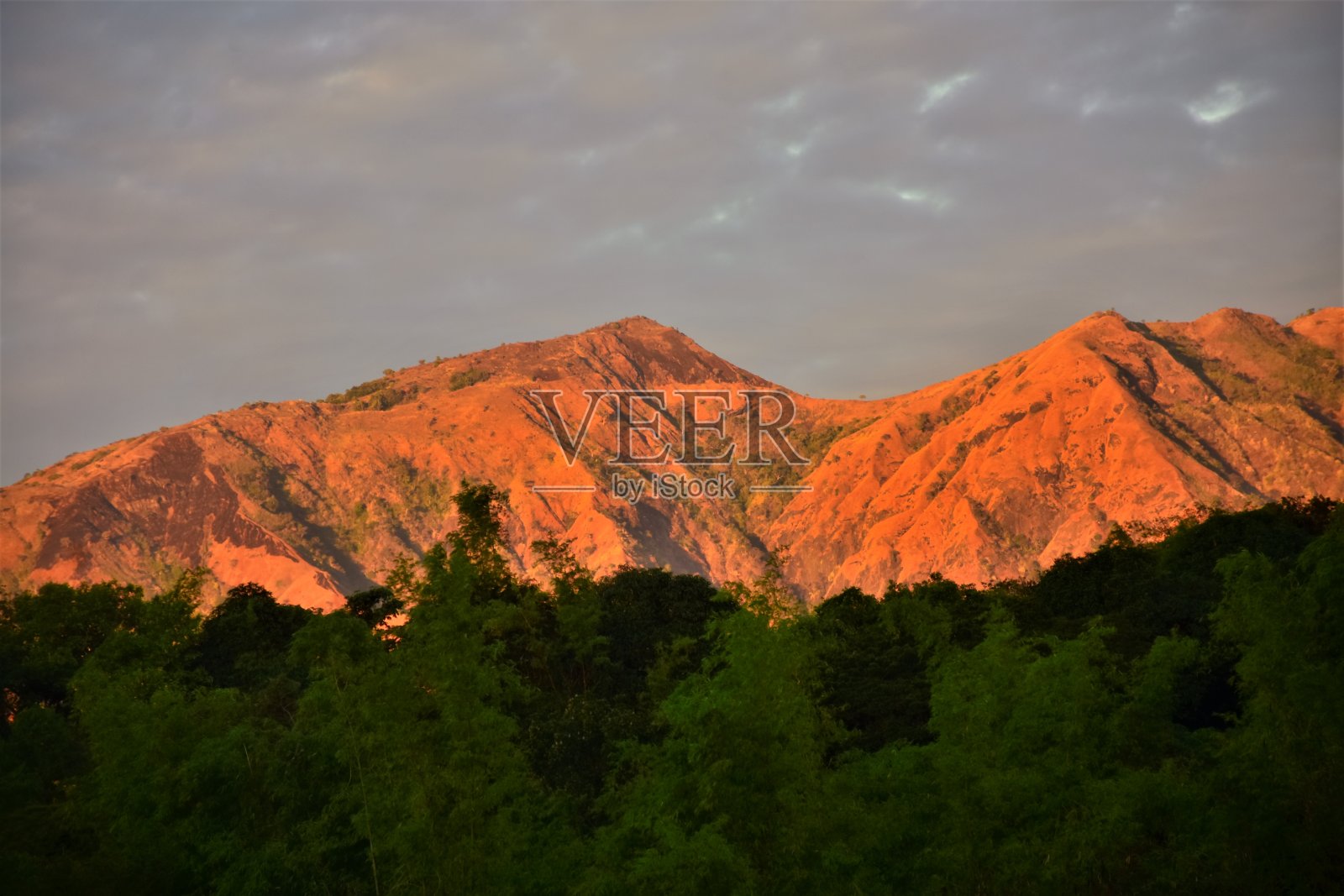 阳光照射的山照片摄影图片