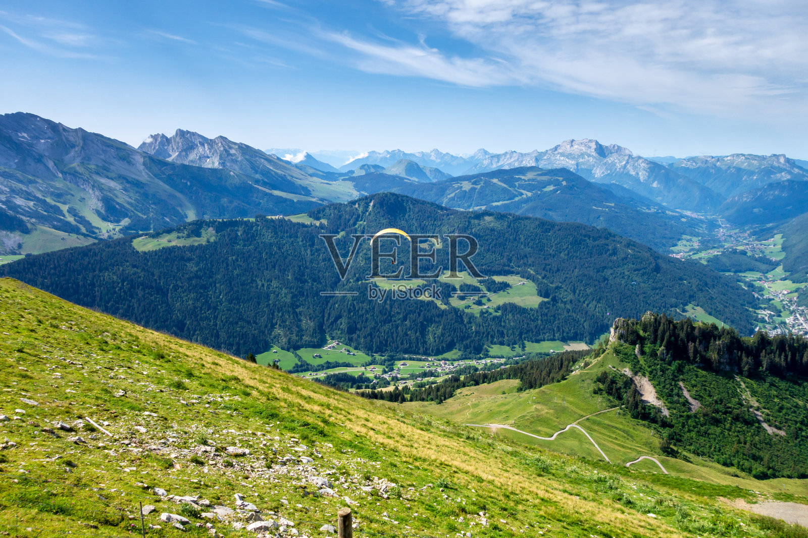 在山上滑翔飞行。Le Grand-Bornand、法国照片摄影图片