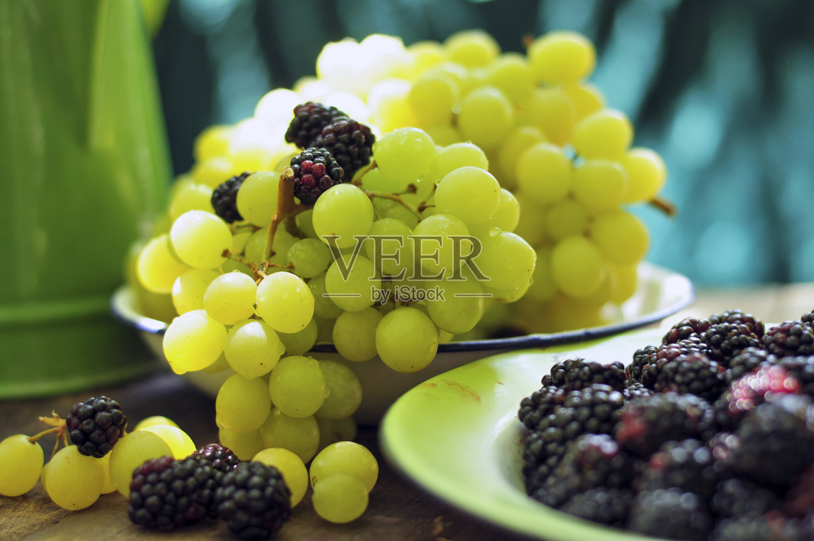 搪瓷碗里的红白葡萄照片摄影图片