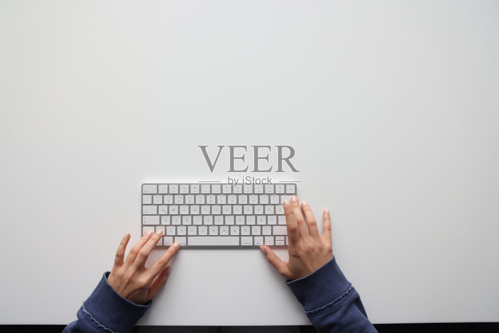 一个女人在用带拷贝空间的键盘。照片摄影图片