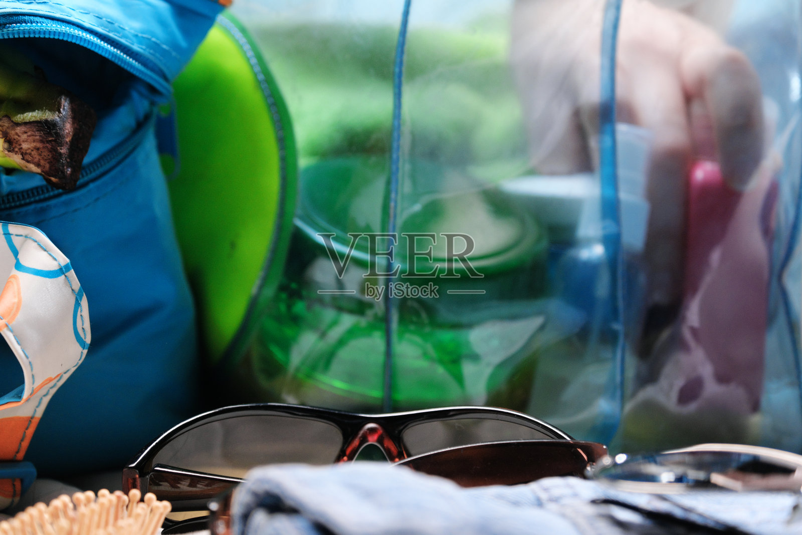 女人正坐在床上整理沙滩袋照片摄影图片