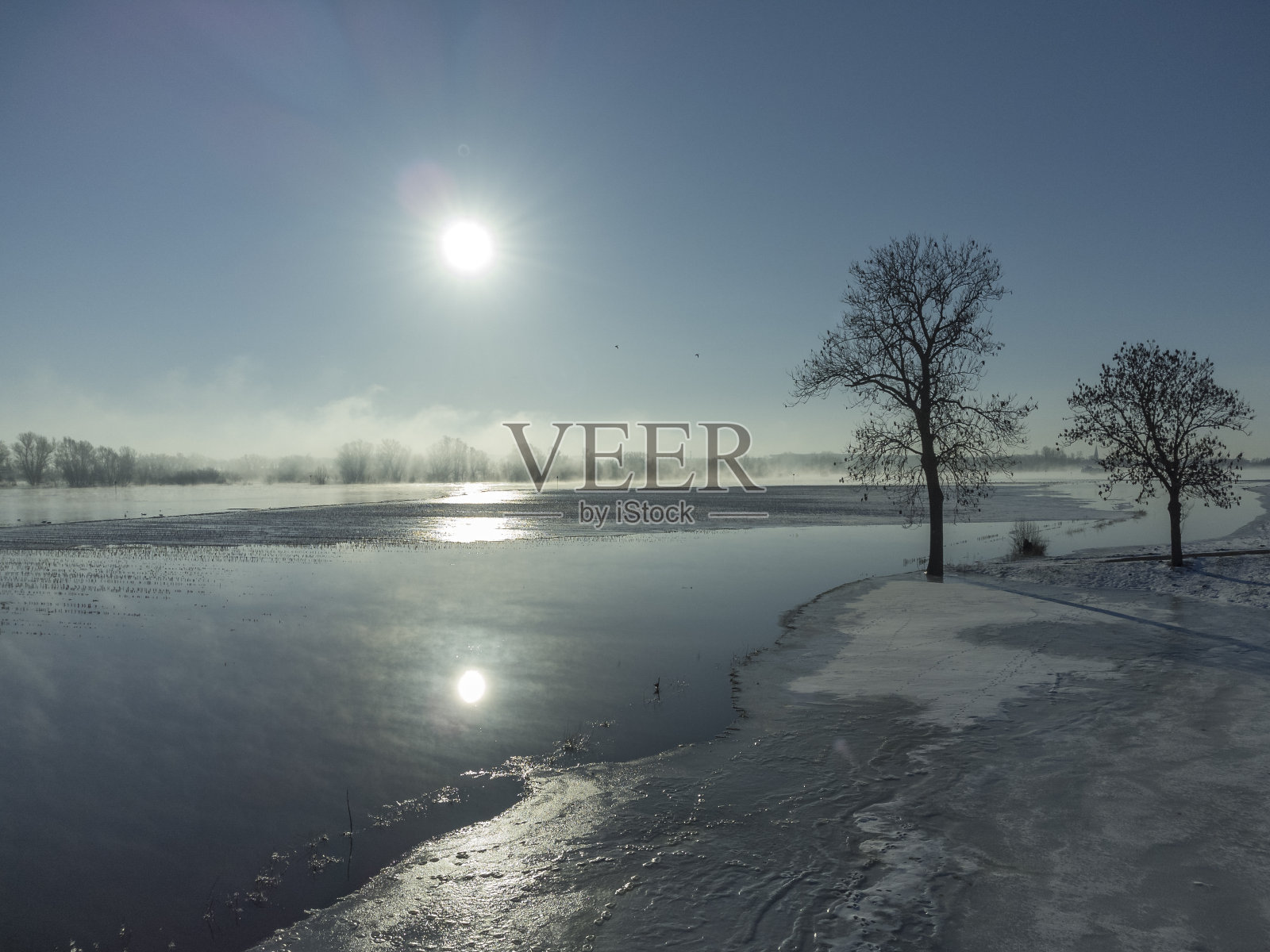 在一个寒冷的冬天的早晨，雾从艾塞尔河升起照片摄影图片