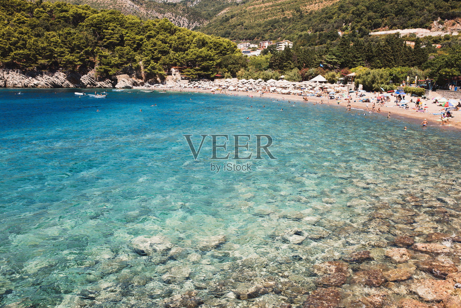 透明清澈的海水靠近岩石海岸，底部有鹅卵石，是潜水的好地方照片摄影图片