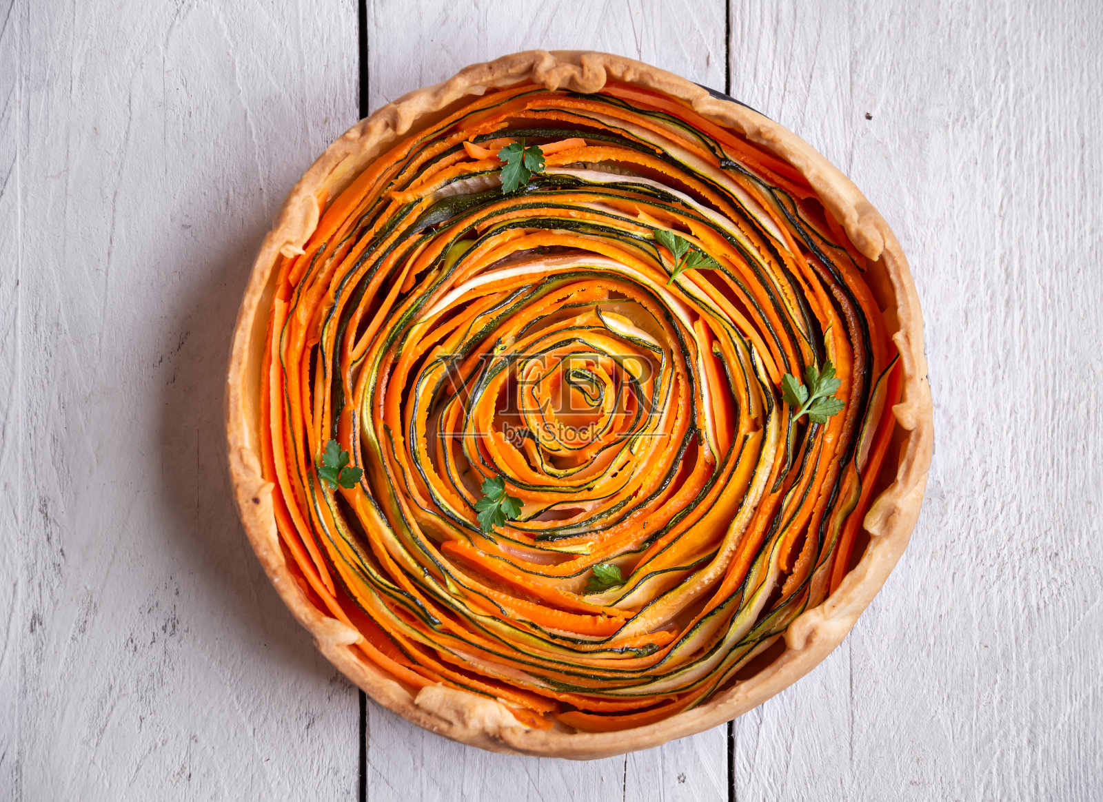 蔬菜派配胡萝卜和西葫芦，健康的素食照片摄影图片