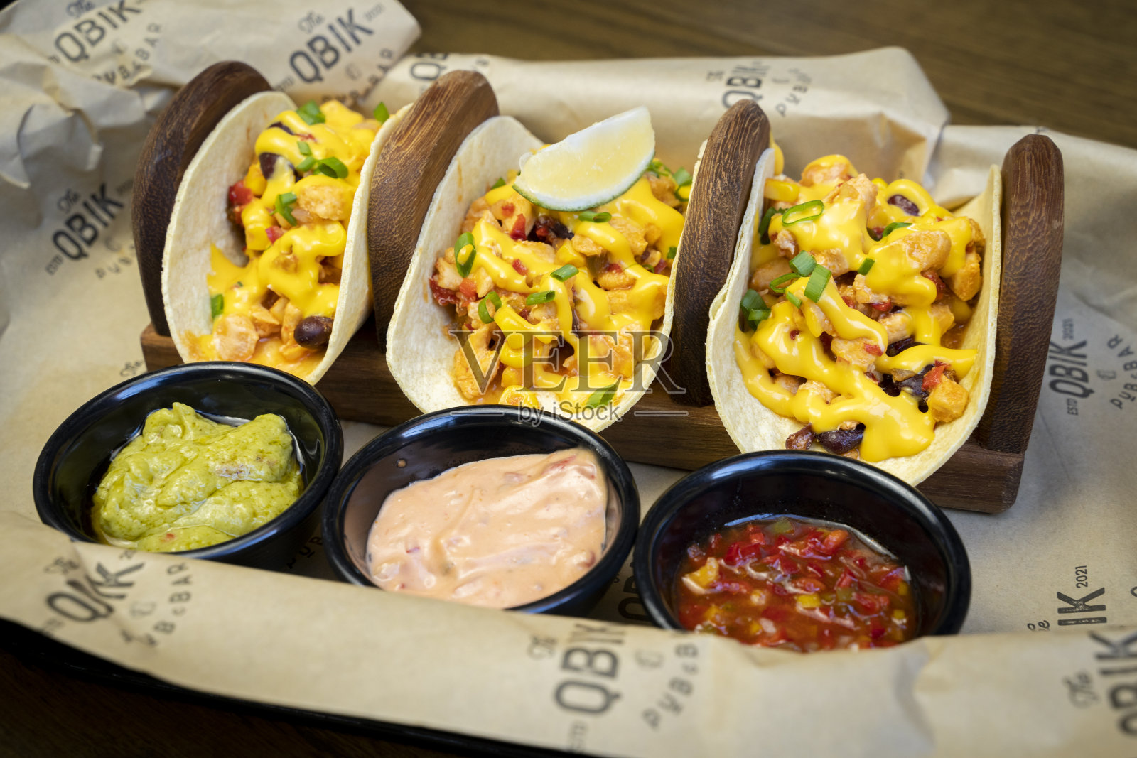 切达奶酪鸡肉玉米卷。照片摄影图片