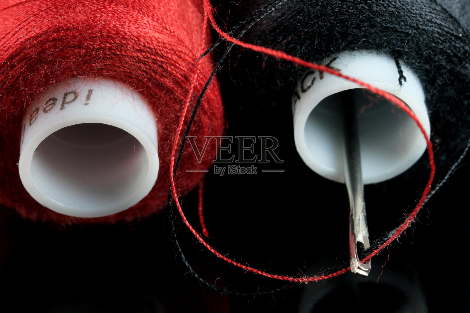 红色和黑色的线轴照片摄影图片