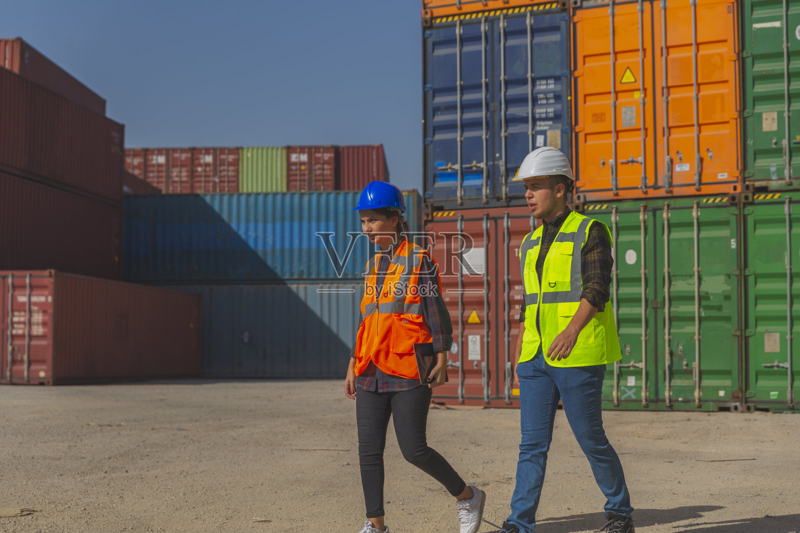 工程师和工人团队负责检查货箱，物流和团队合作照片摄影图片