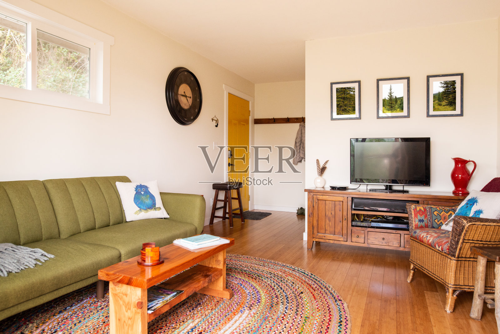 假日租赁住宿的舒适客厅照片摄影图片