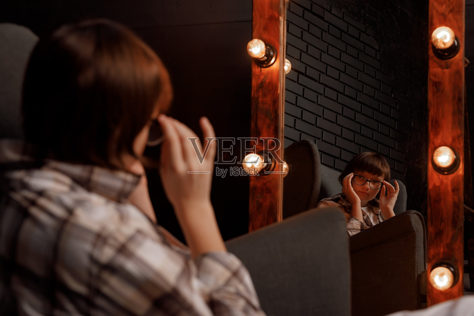 青少年戴上眼镜照片摄影图片