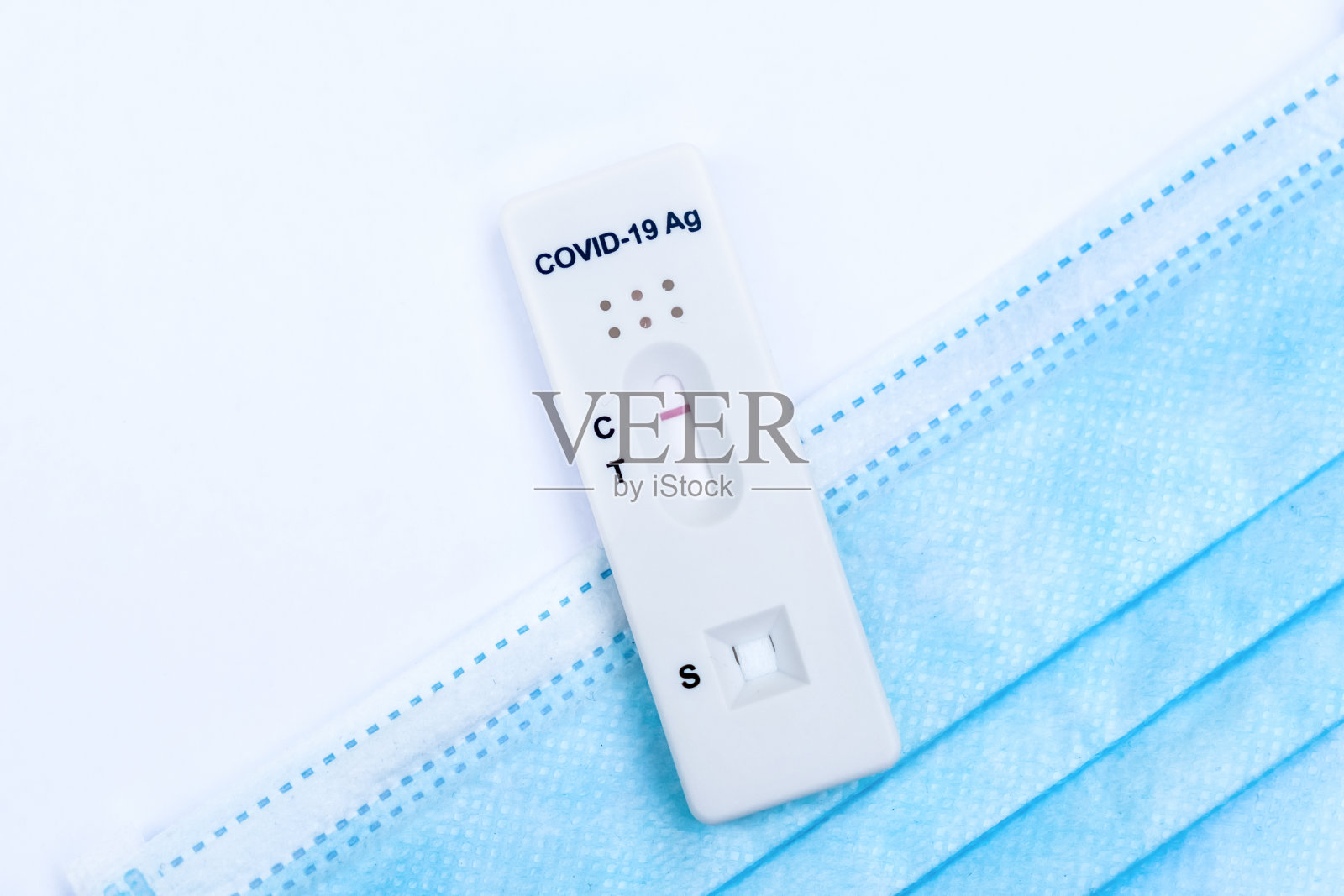 快速诊断结果阴性的口罩和新型冠状病毒抗原快速检测盒照片摄影图片