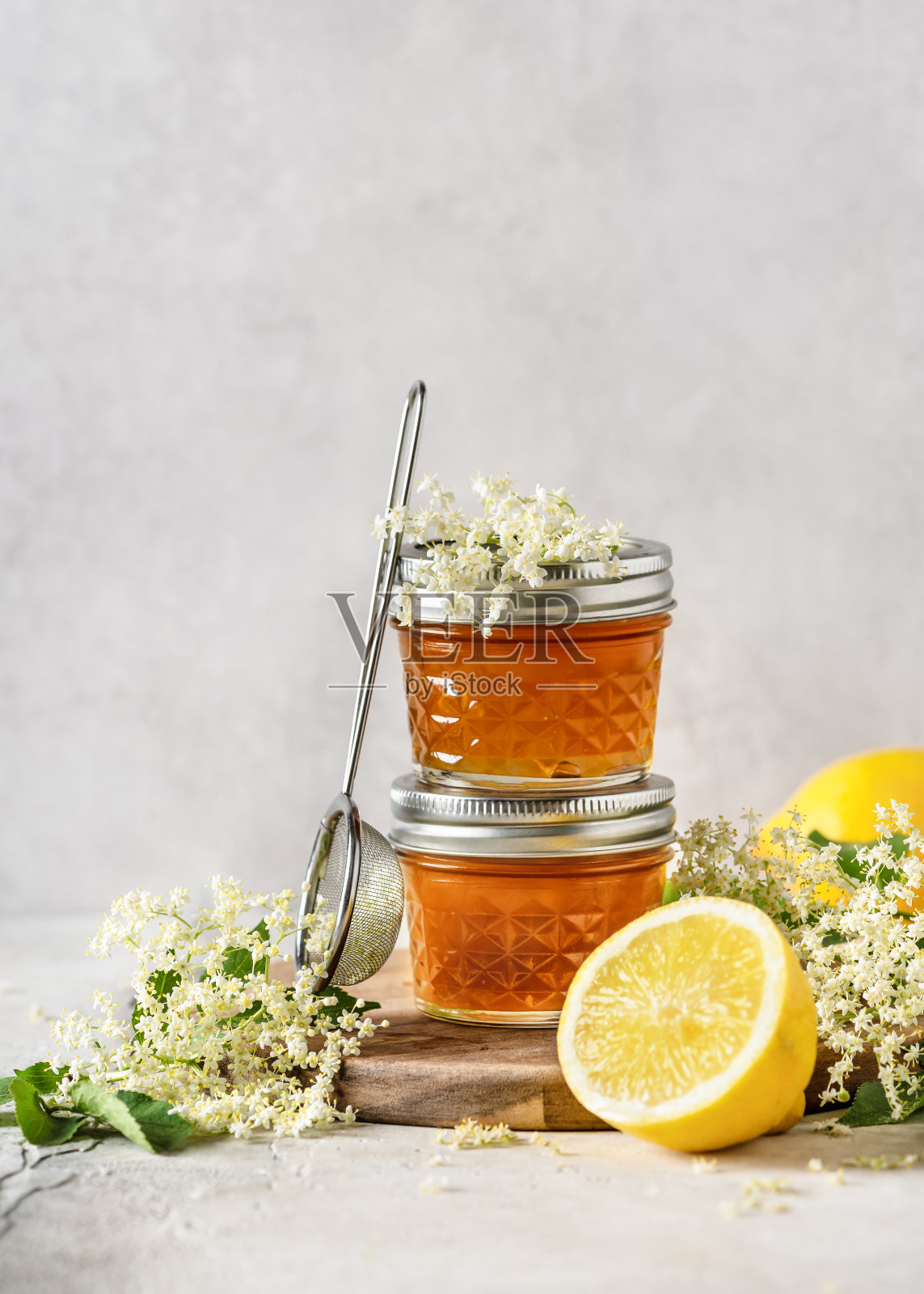 玻璃罐中美味的接骨木花果冻和带接骨木花的新鲜柠檬。自制健康食品的概念。照片摄影图片