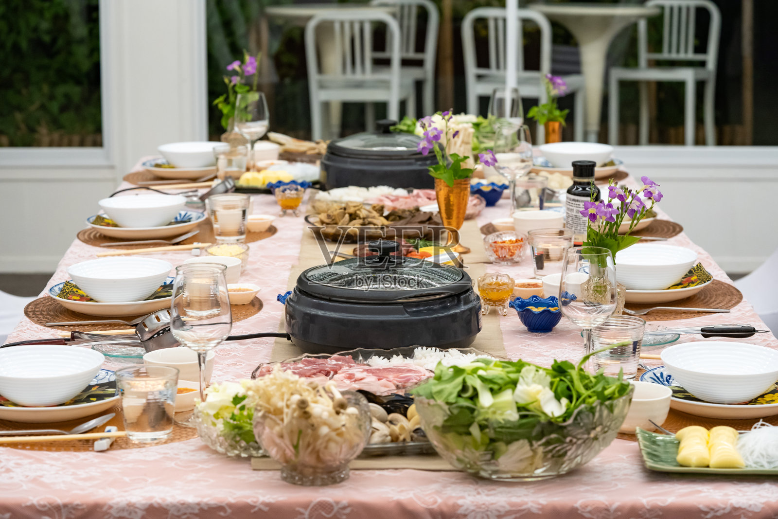 Sukiyaki高级和豪华晚餐为特殊贵宾庆祝。他们有原料，牛肉，猪肉，鸡肉，鸡蛋，豆腐，蔬菜，虾，壳，鱿鱼。照片摄影图片