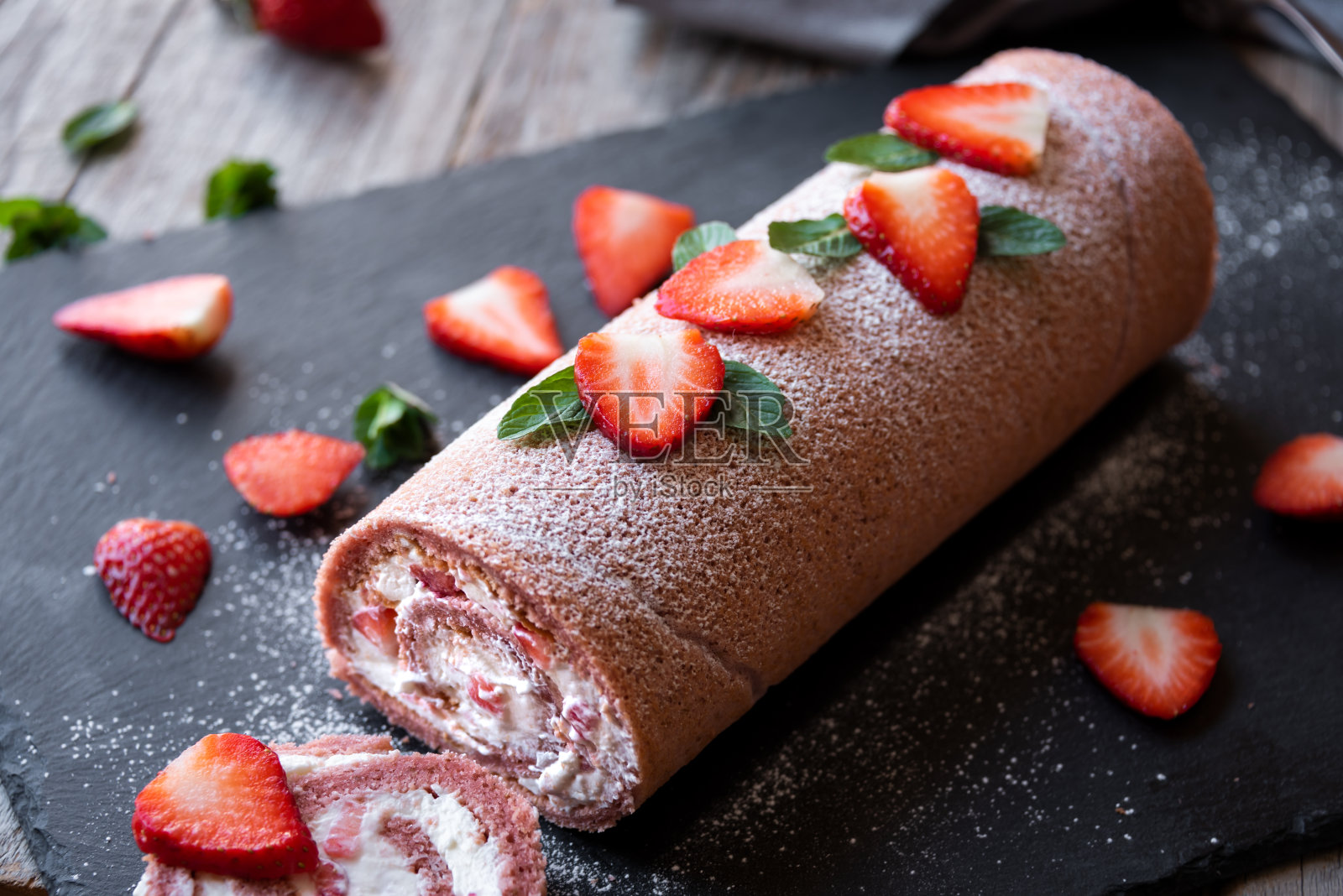 美味的草莓奶油卷蛋糕，自制烘焙甜点照片摄影图片
