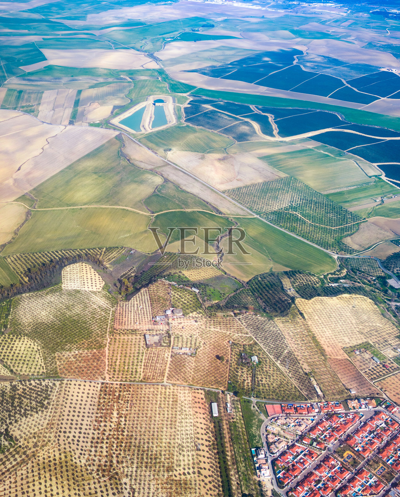 飞过安达卢西亚的小镇和农田照片摄影图片