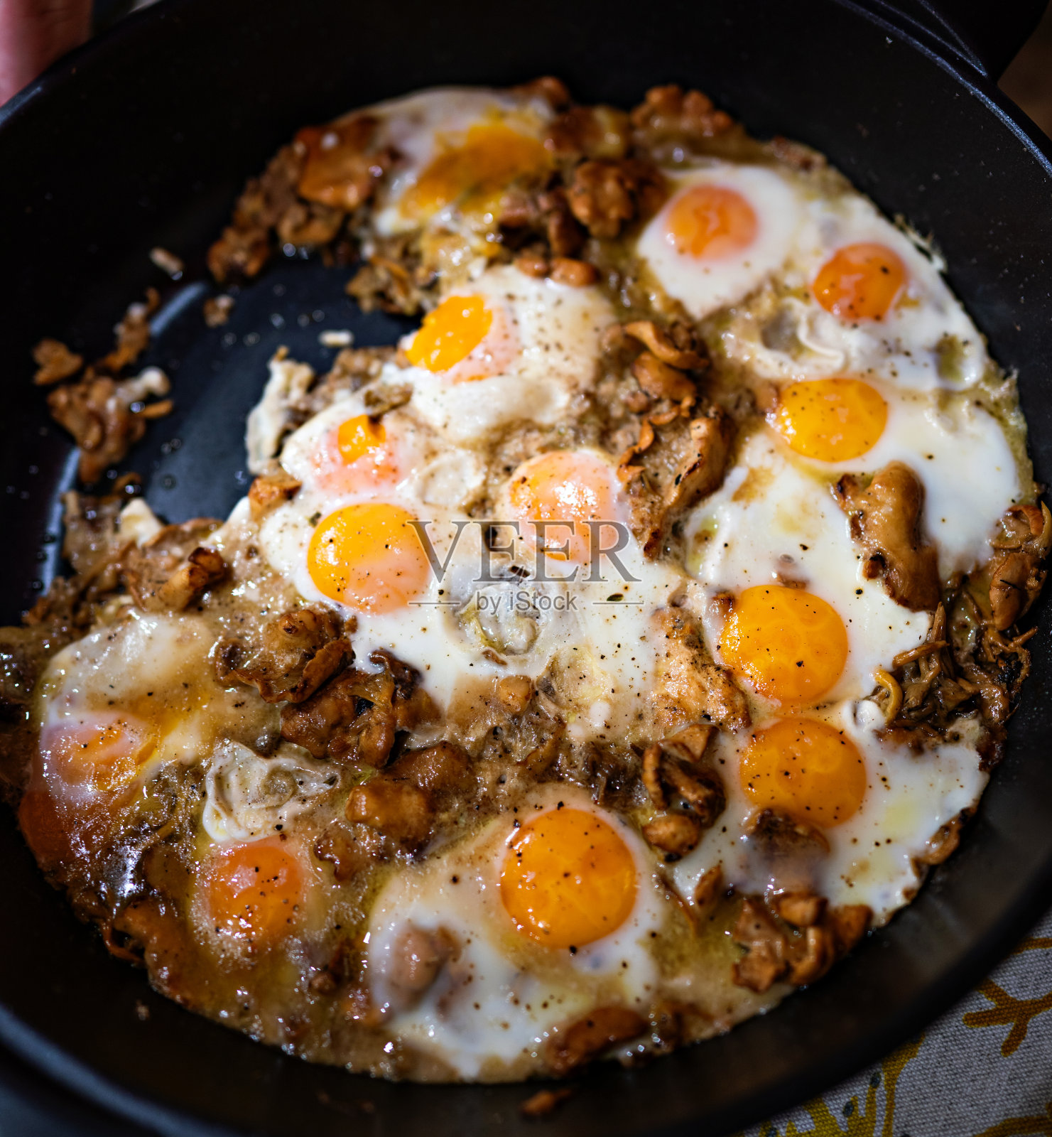 蘑菇鸡蛋锅照片摄影图片