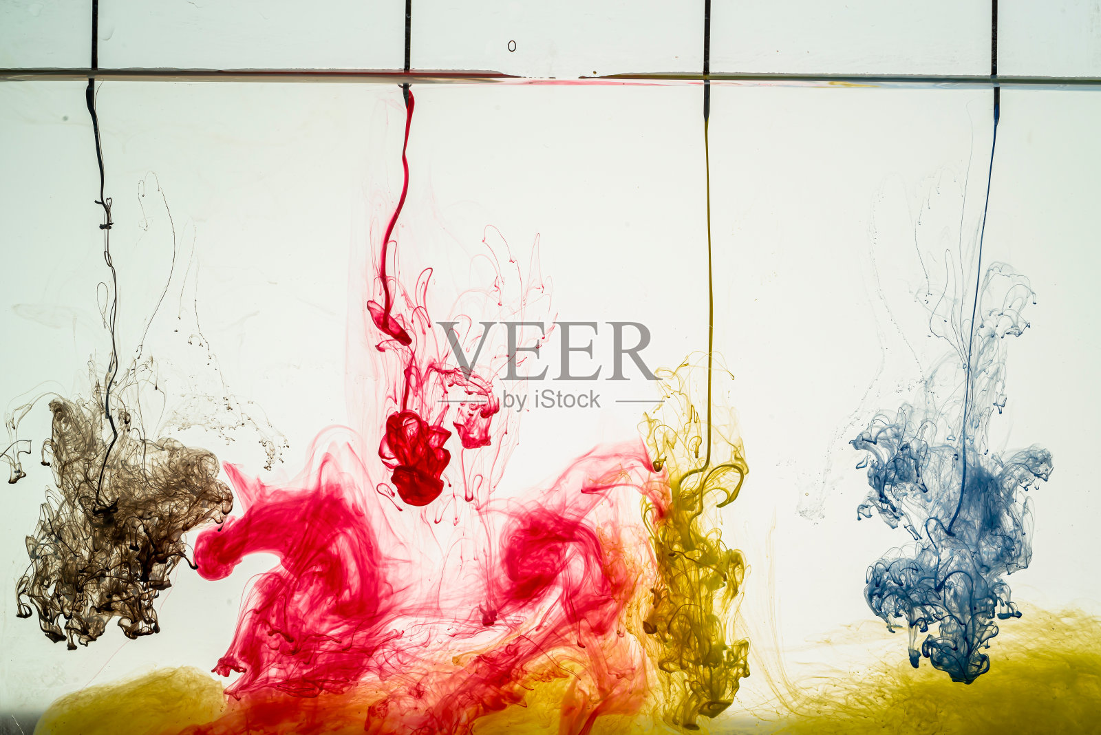 颜料流出的注射器照片摄影图片