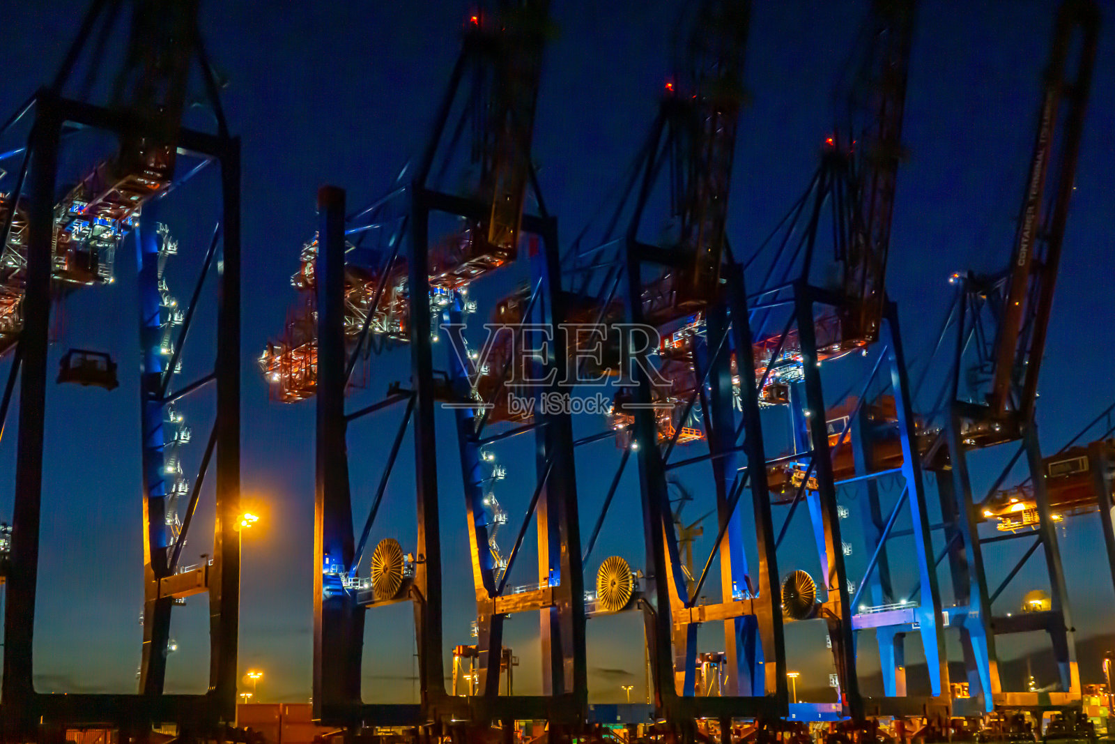 汉堡港的夜间货运站照片摄影图片