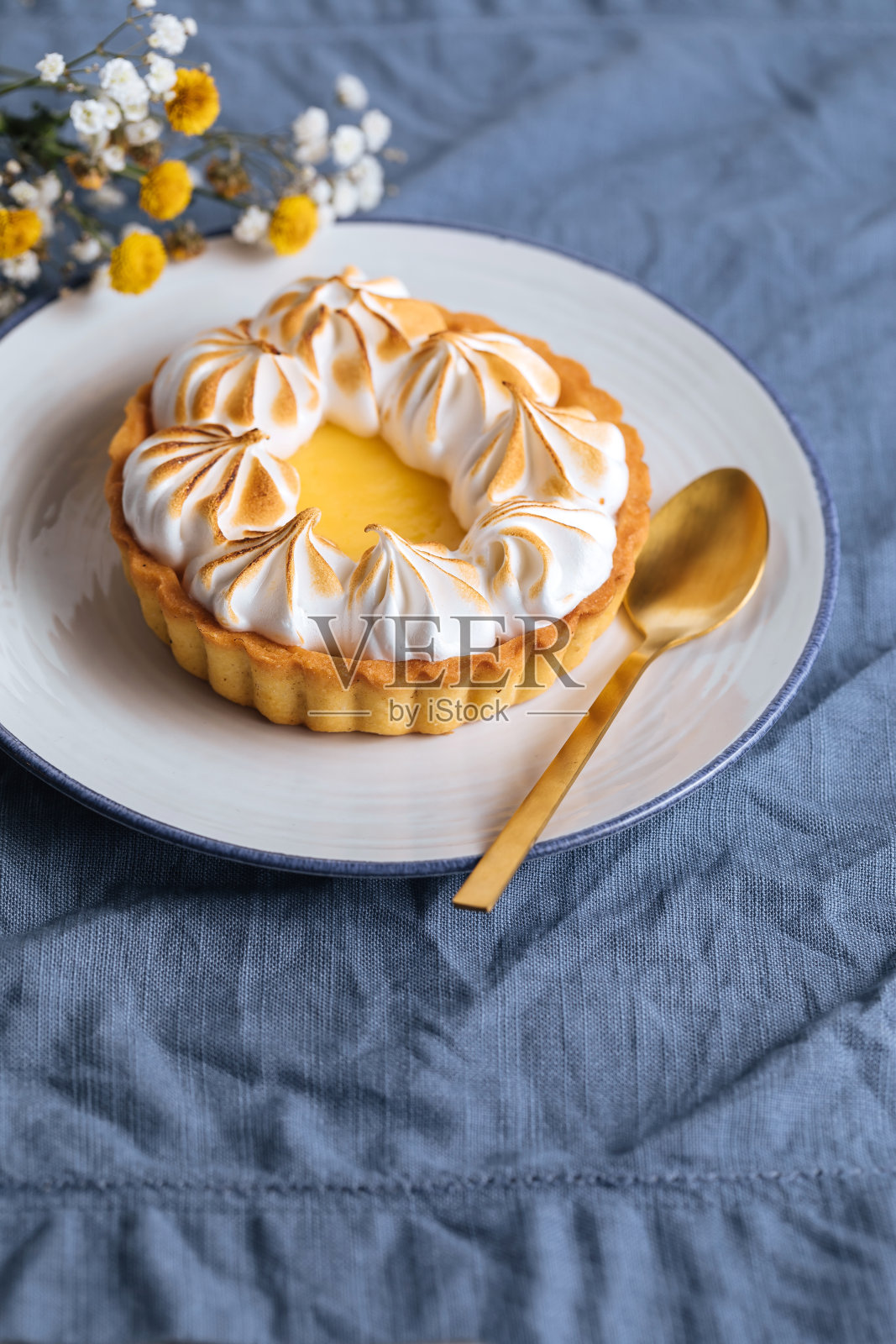 柠檬馅饼，上面抹上奶油照片摄影图片