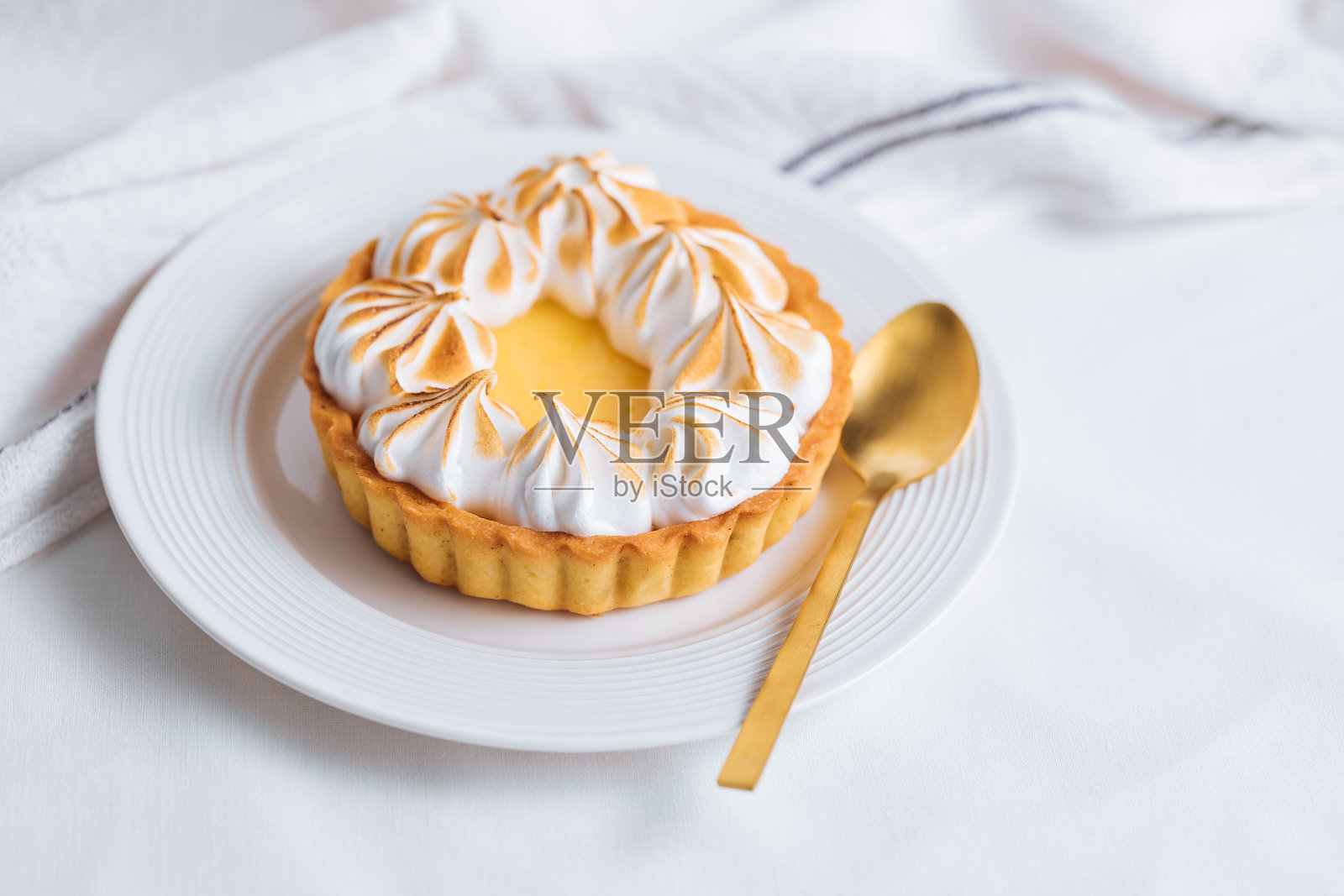 柠檬馅饼，上面抹上奶油照片摄影图片