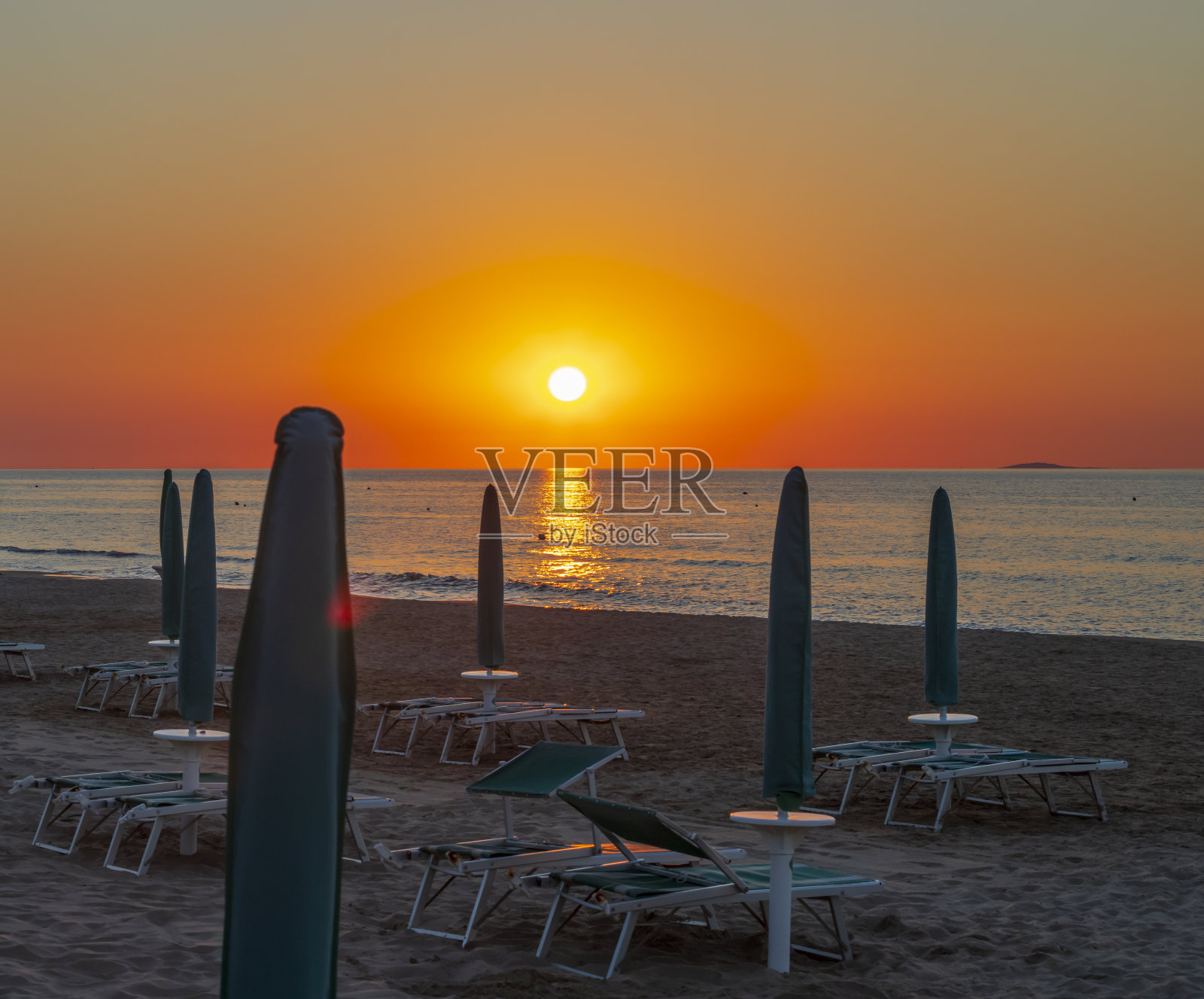 意大利阿普利亚，罗迪加尔尼科的日落照片摄影图片