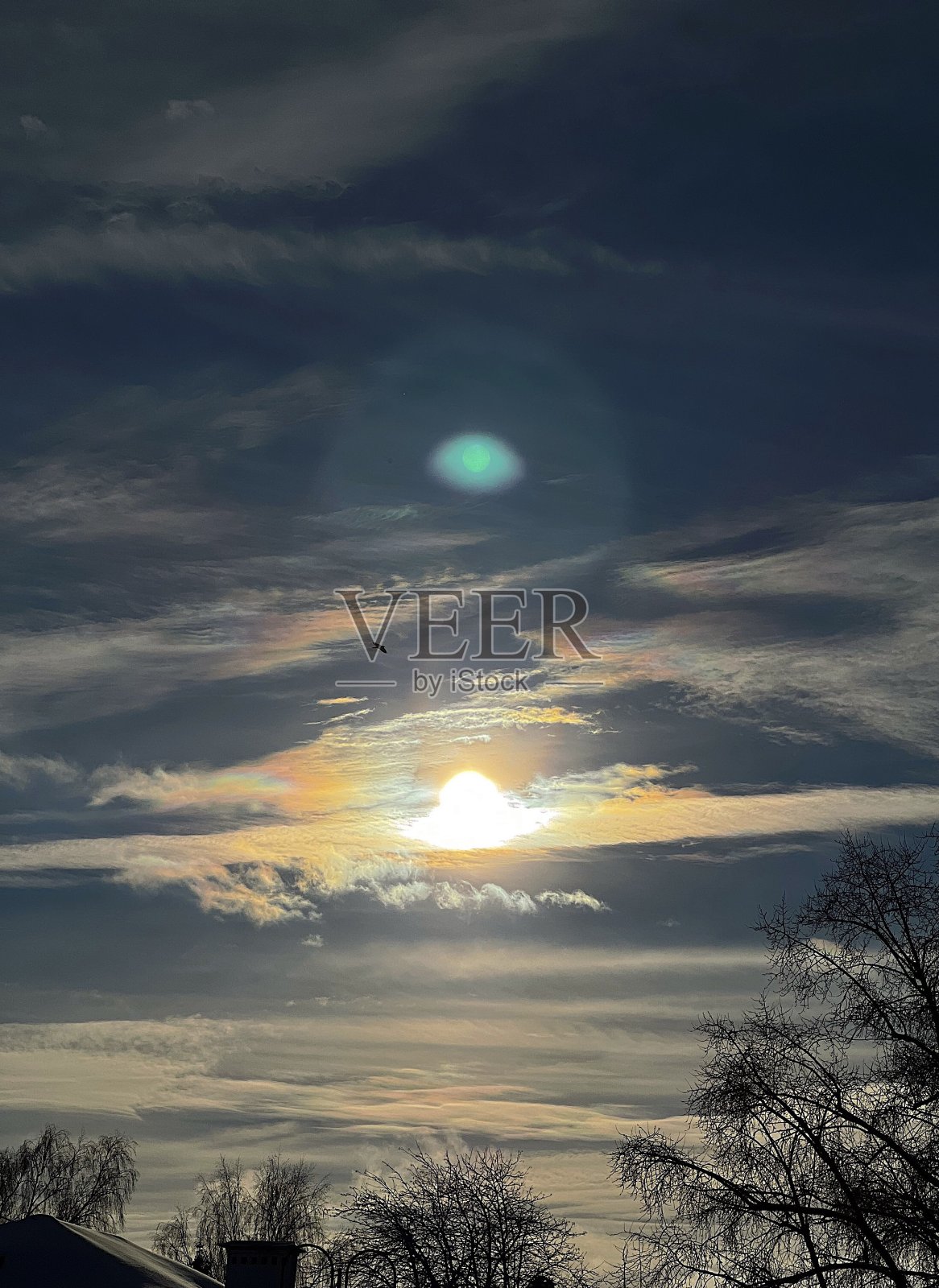 蓝天下美丽的太阳照片摄影图片