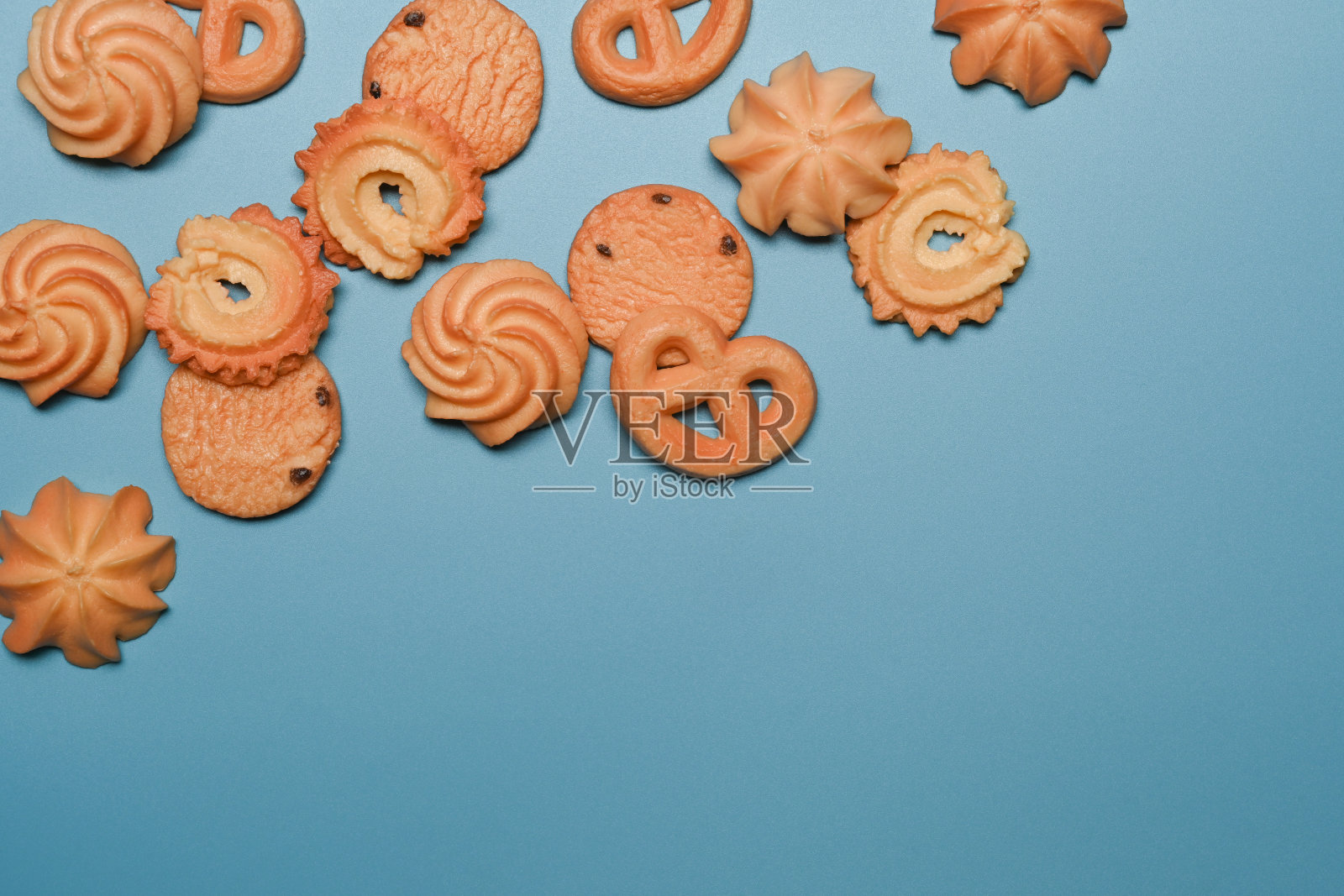 丹麦黄油饼干，蓝色背景的黄油饼干。照片摄影图片
