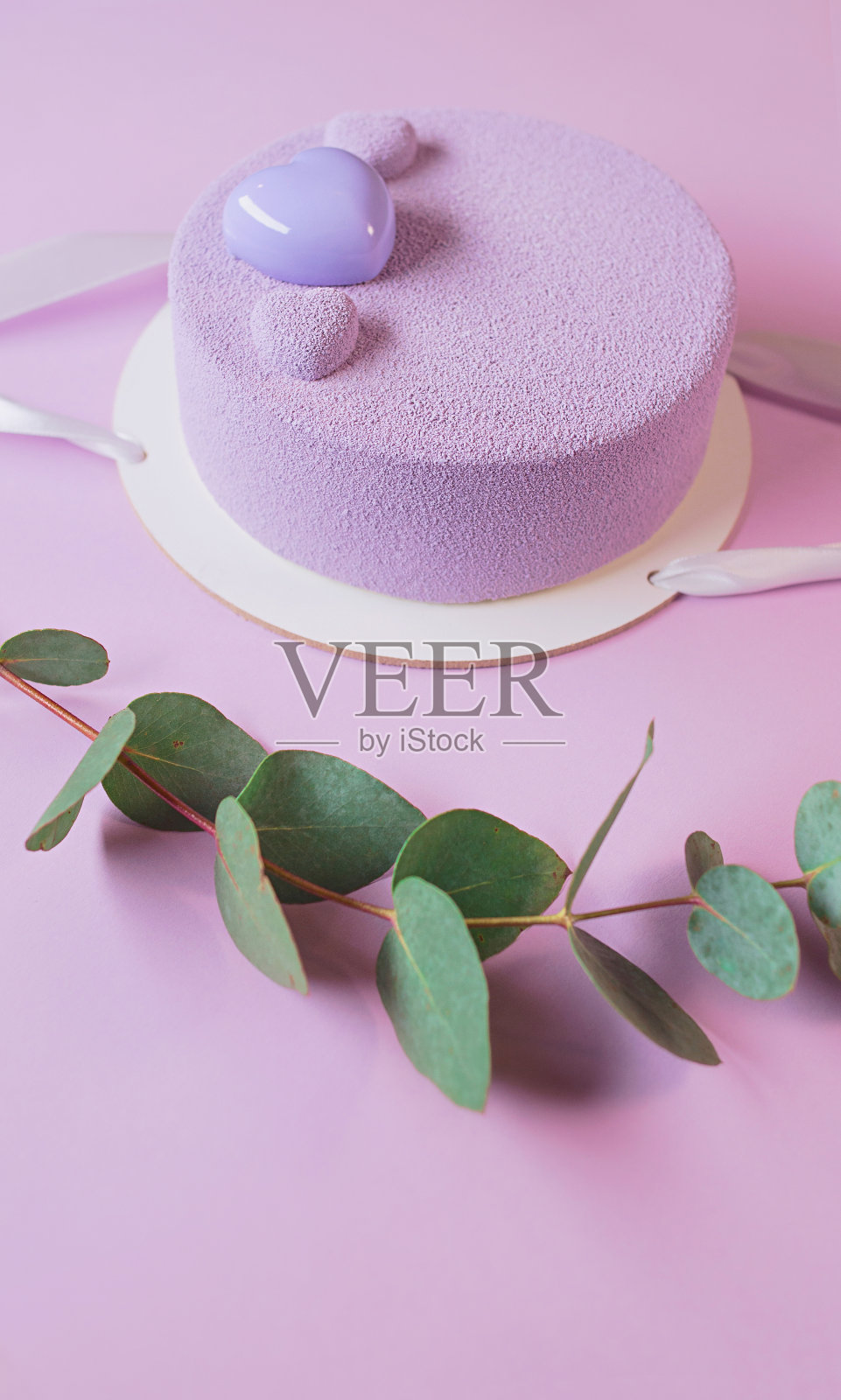 美丽时尚的现代紫罗兰，紫色的自制蛋糕在紫色的背景与桉树树枝照片摄影图片