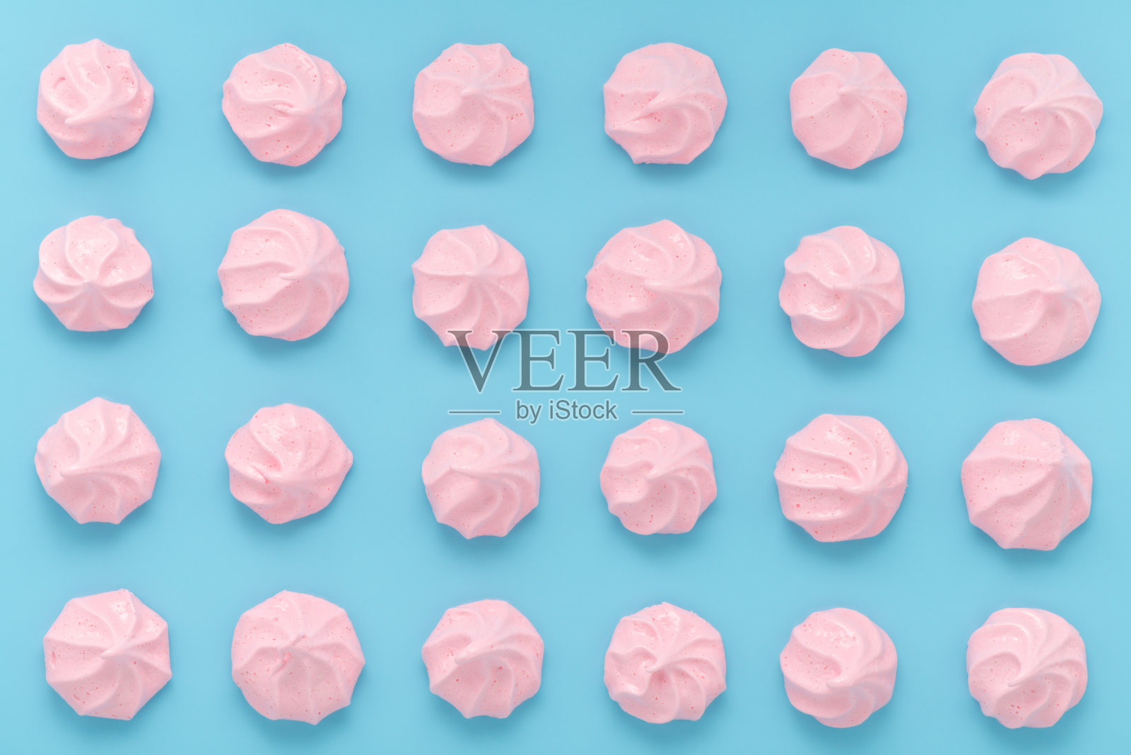 甜蛋白酥吻饼干在蓝色背景，平躺，俯视图照片摄影图片