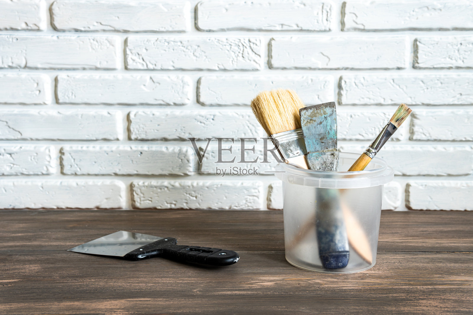 在车间的桌子上摆放修理用的画笔和绘图用的画笔。照片摄影图片