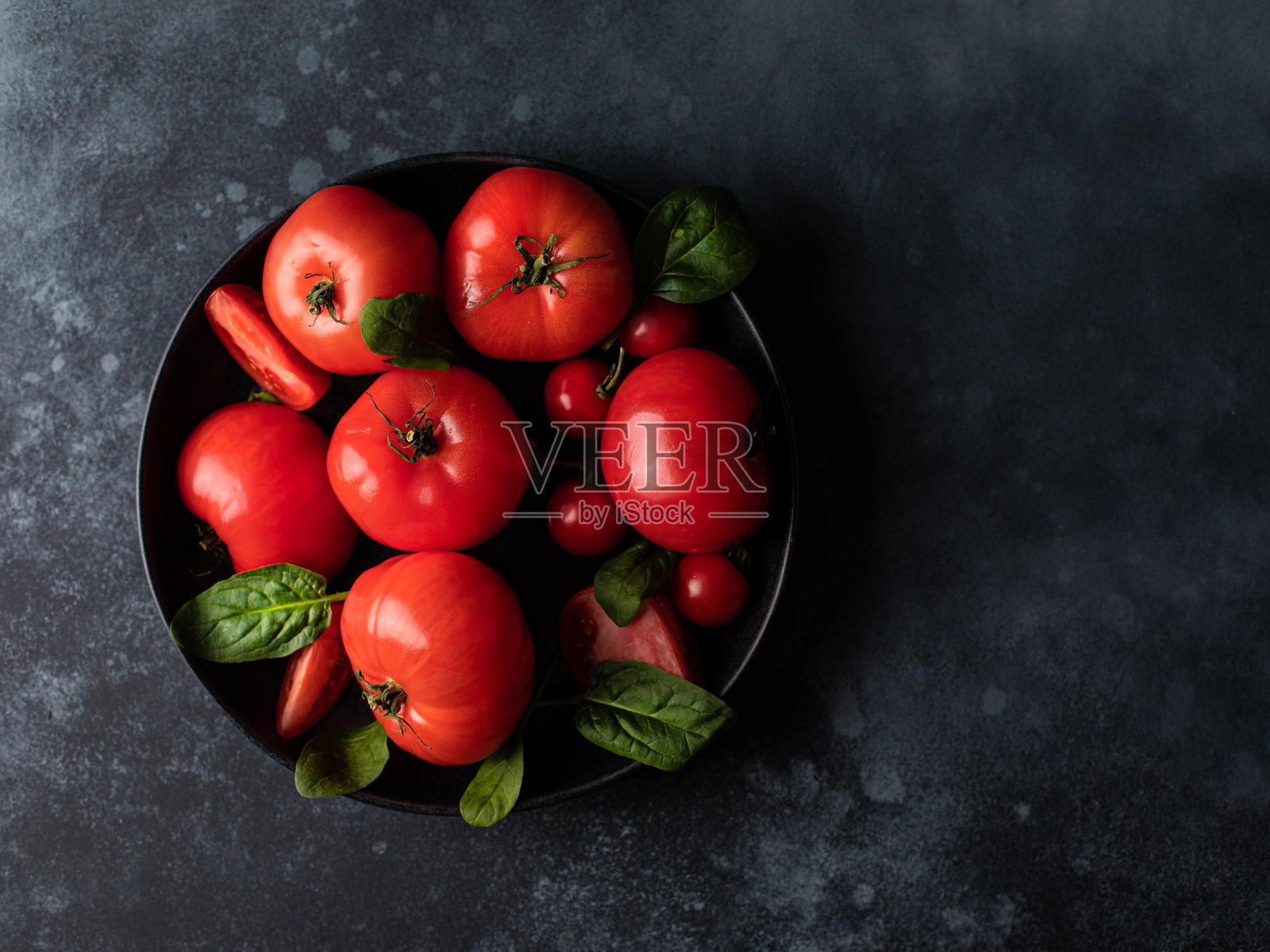 红色的番茄蔬菜在碗上的一桌美食摄影。照片摄影图片