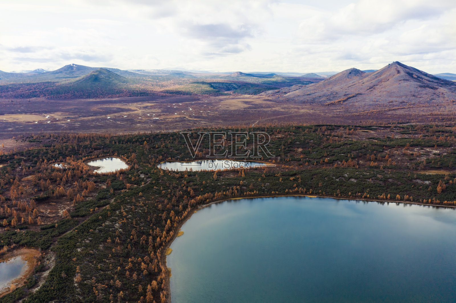 苔原上的秋季景观。山，火山，湖泊，黄色的叶子，鲜艳的颜色照片摄影图片