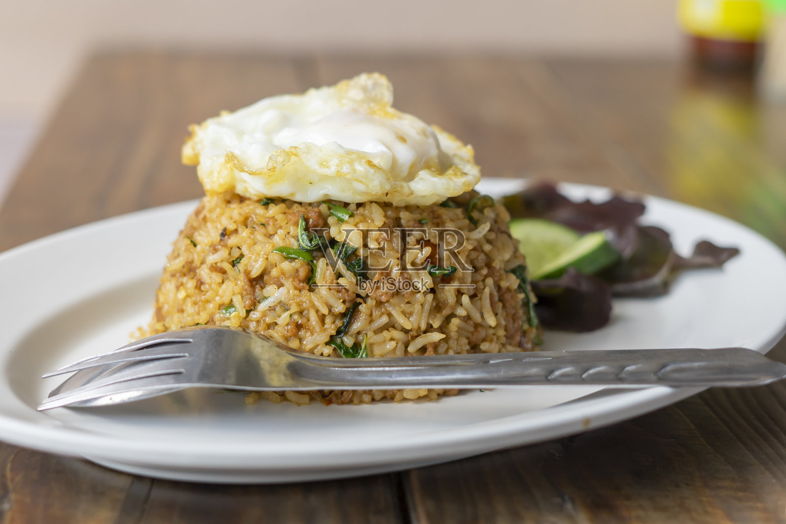 米饭配炒猪肉和罗勒照片摄影图片