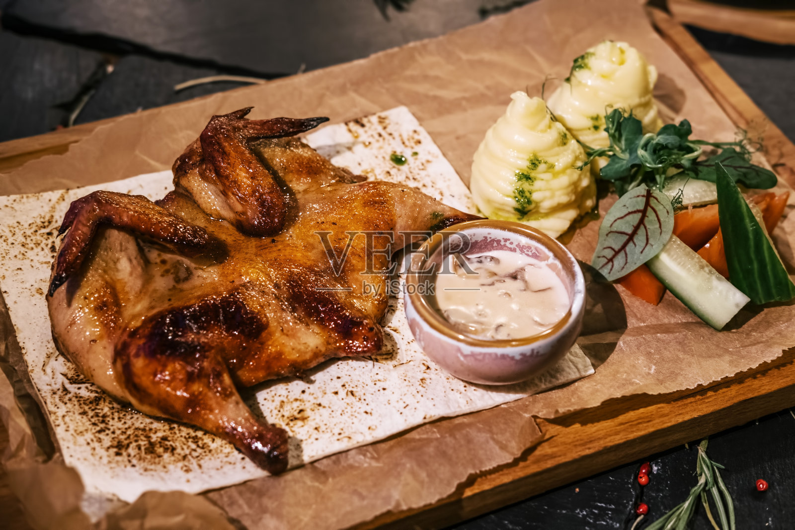 烤鸡小黄瓜配新鲜蔬菜沙拉，土豆泥和奶油蘑菇酱放在木板上照片摄影图片