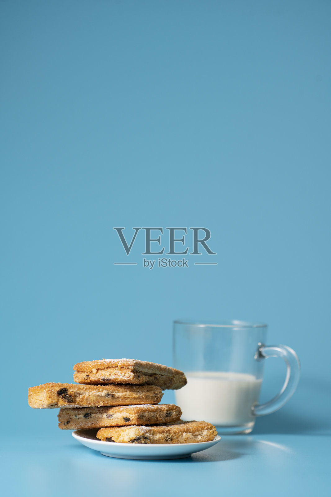 在木制背景上自制巧克力、坚果和葡萄干饼干。早餐。照片摄影图片