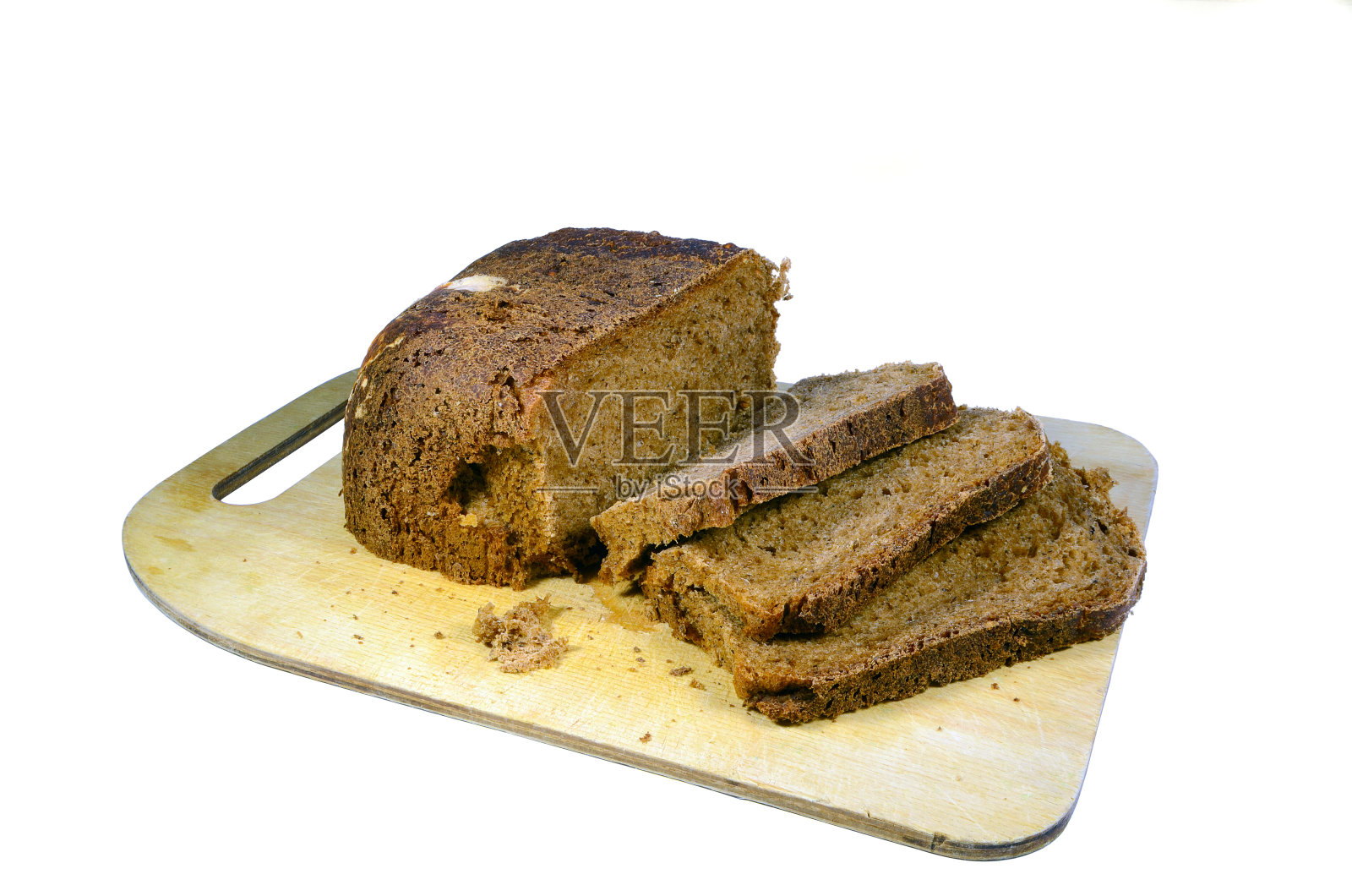 新鲜的黑麦面包在一个木制砧板孤立的白色背景。照片摄影图片