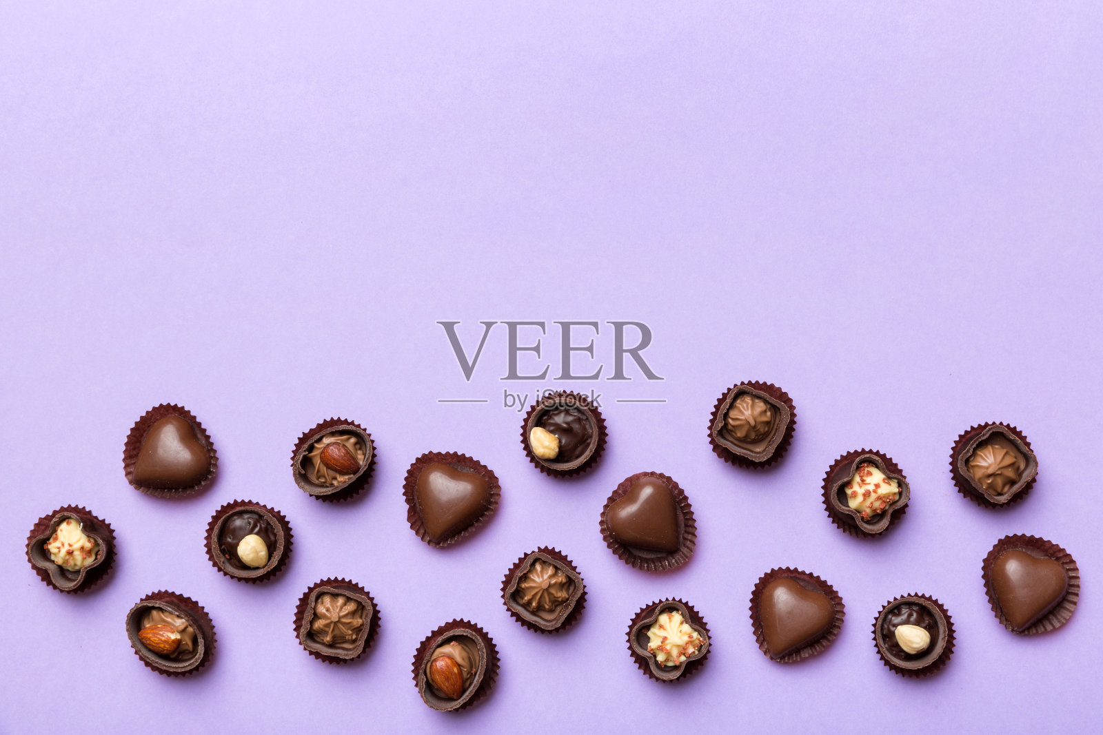 彩色桌子上不同种类的巧克力特写。顶视图和平面与复制空间照片摄影图片