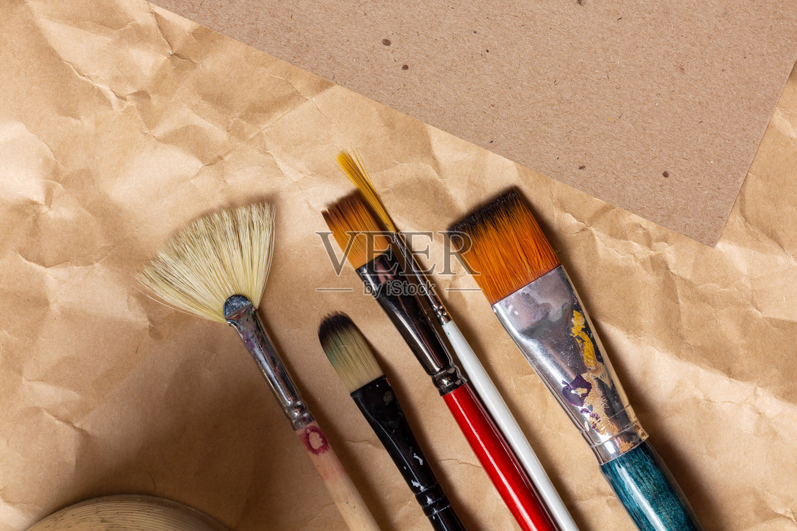 在牛皮纸上画各种形状和大小的艺术画笔照片摄影图片