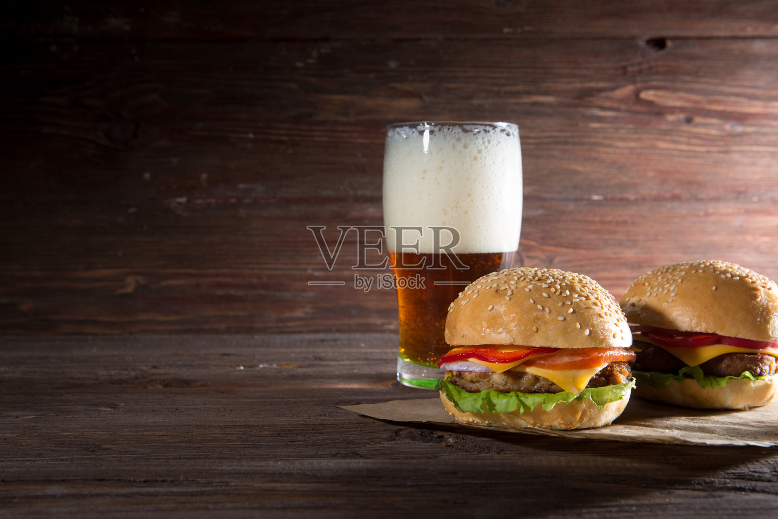 汉堡和老式黑啤酒照片摄影图片