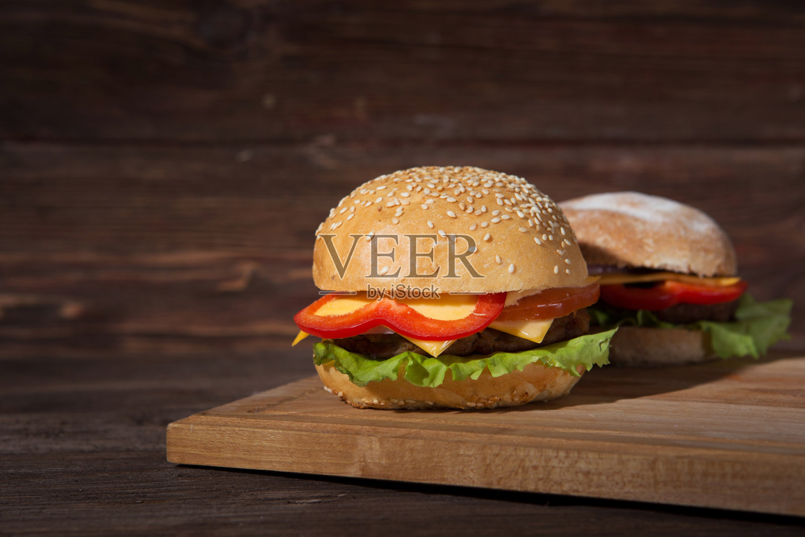 汉堡包在木板上的乡村背景照片摄影图片