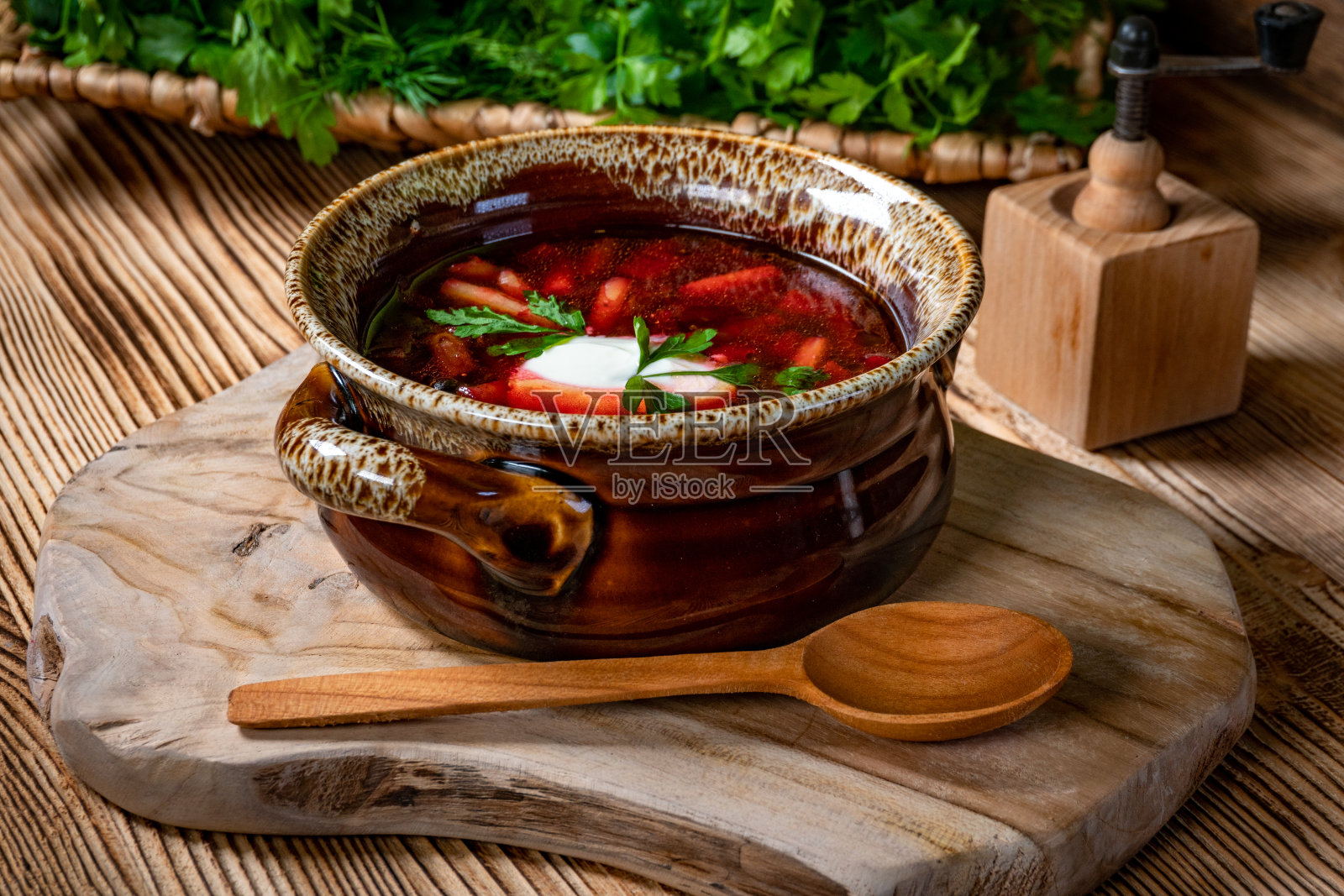 传统的乌克兰罗宋汤配奶油。照片摄影图片