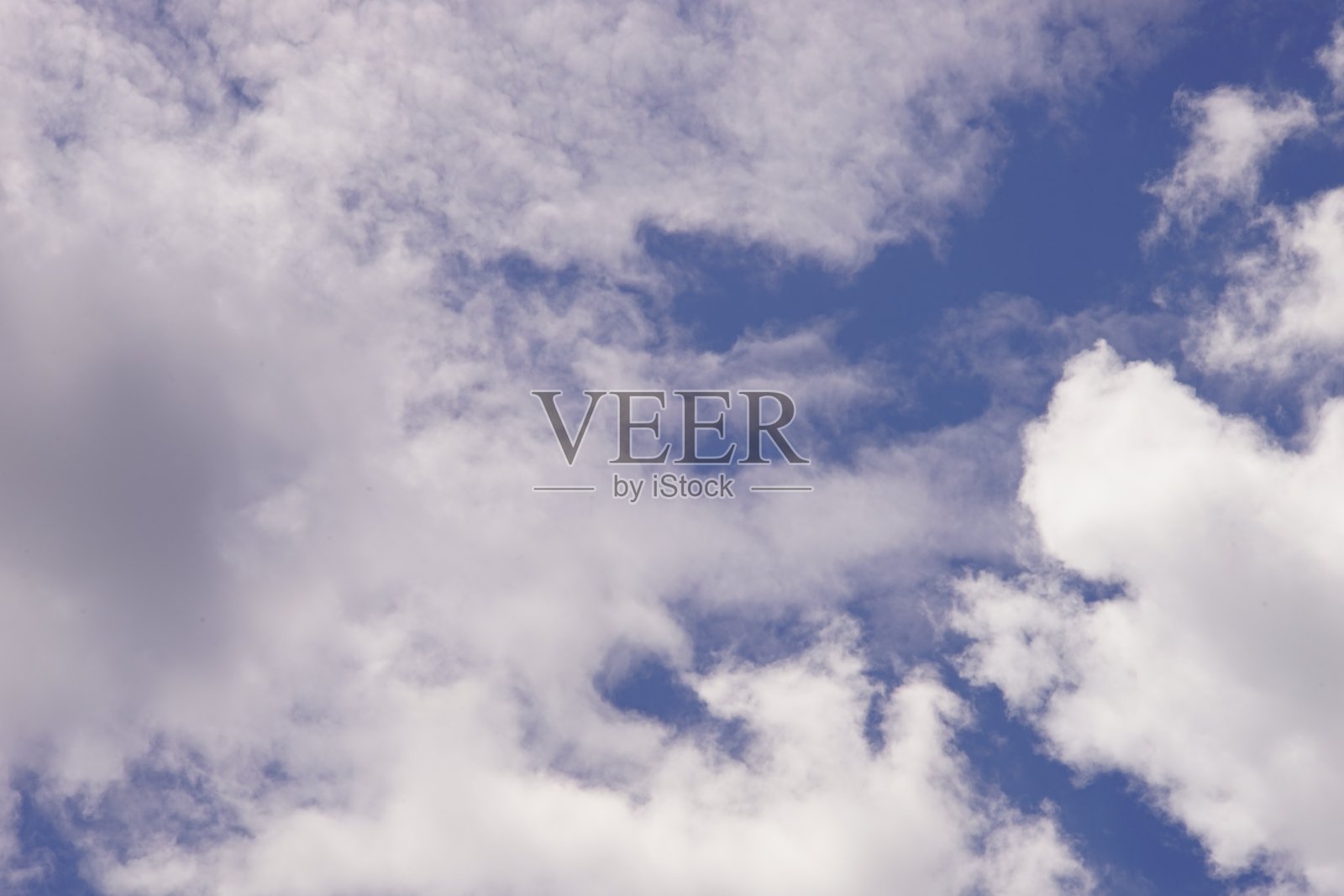 背景是可爱的蓝天和白云照片摄影图片