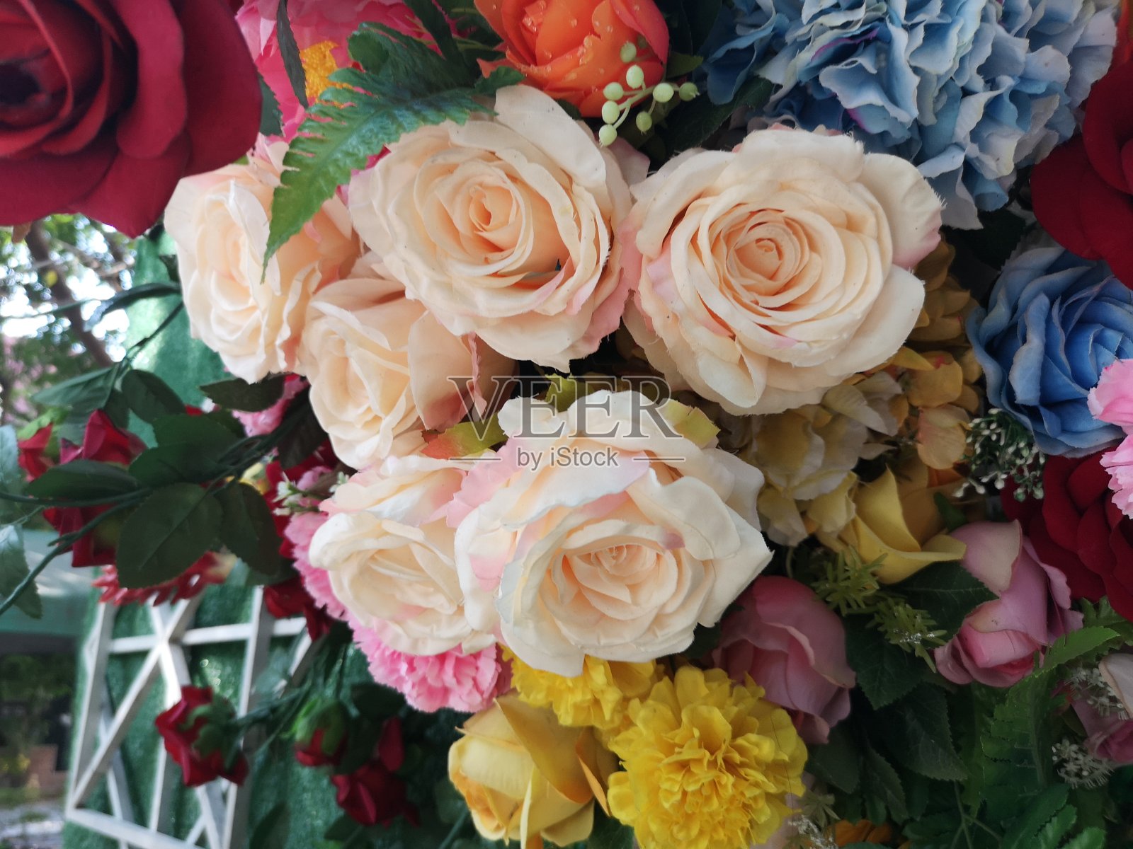 旧玫瑰粉红玫瑰花束花瓶人造花花束干花软白色调色在复古风格，概念写文字设计在前面的背景横幅，卡片，壁纸，网页情人节婚礼照片摄影图片