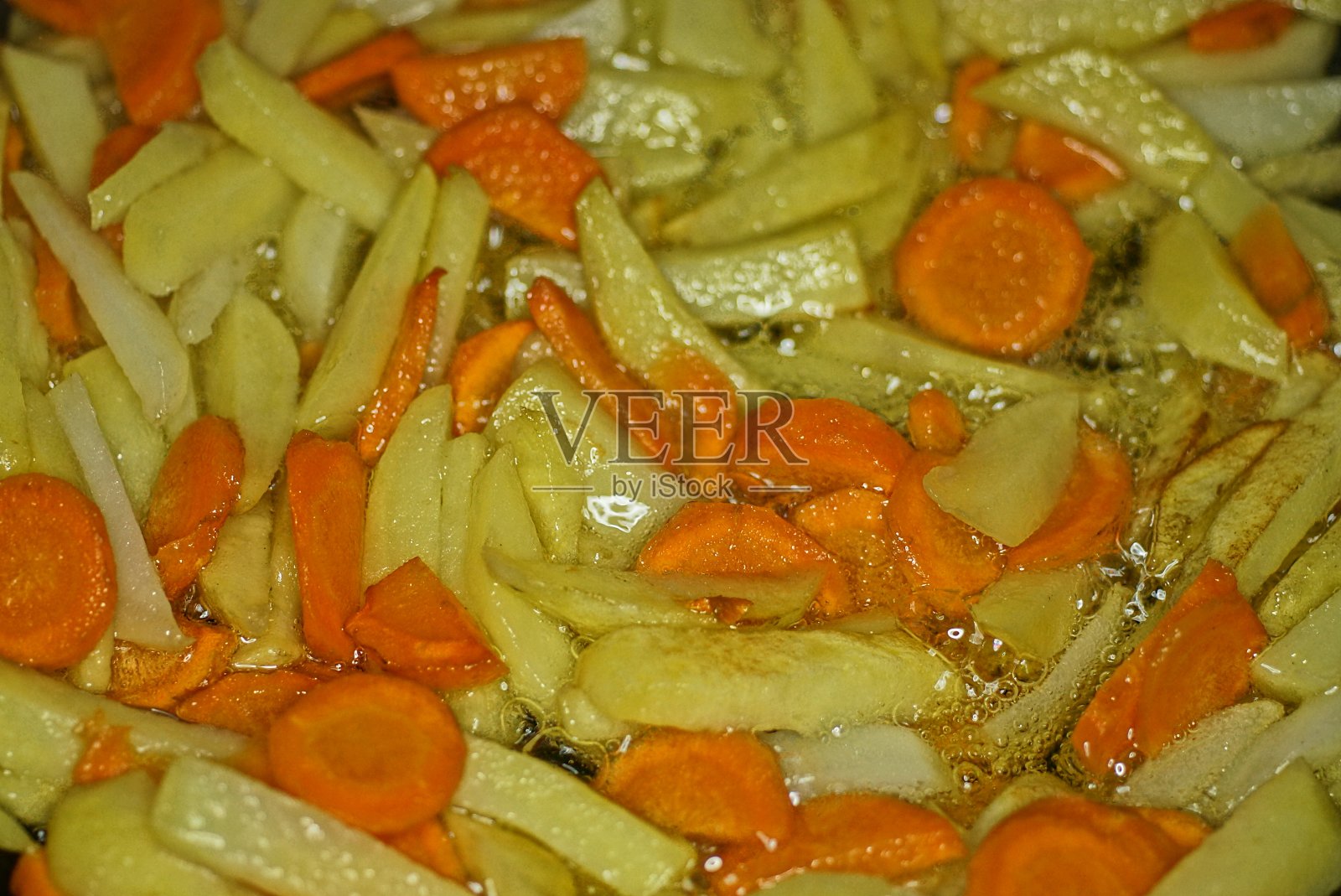 黄色的炸土豆片和红色的胡萝卜片照片摄影图片