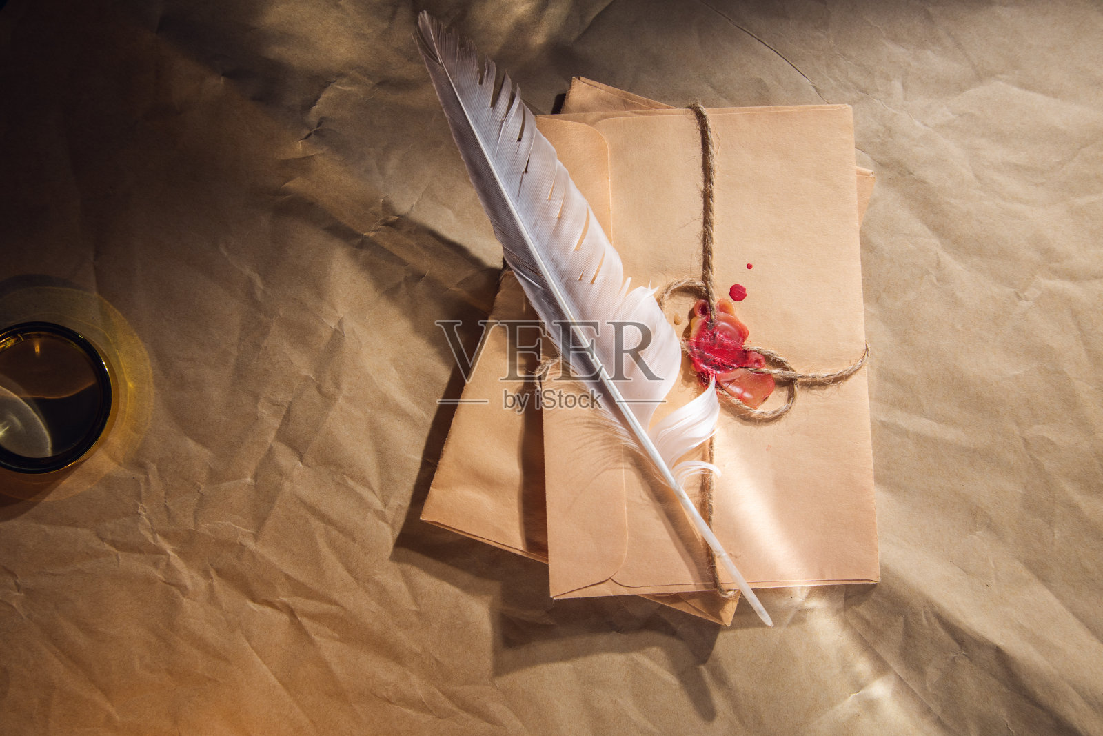 旧纸上的羽毛和字母照片摄影图片