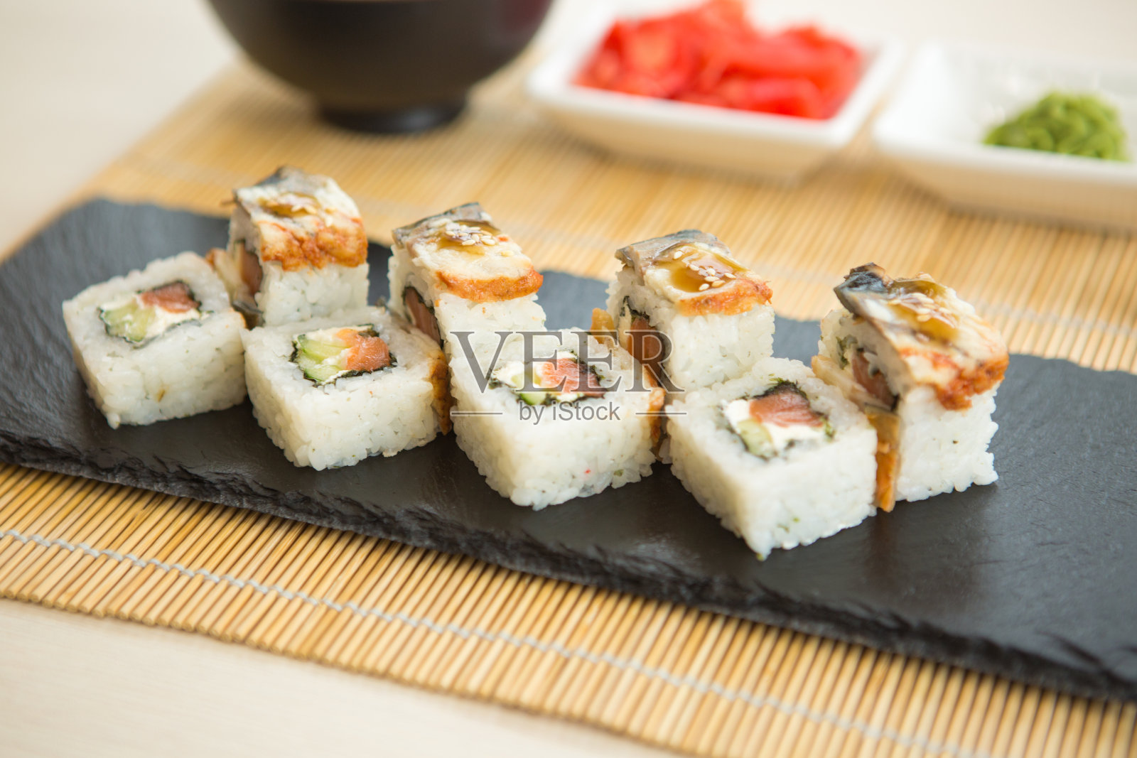 三文鱼卷，日本流行的美食。寿司卷配鱼、奶油芝士和蔬菜照片摄影图片