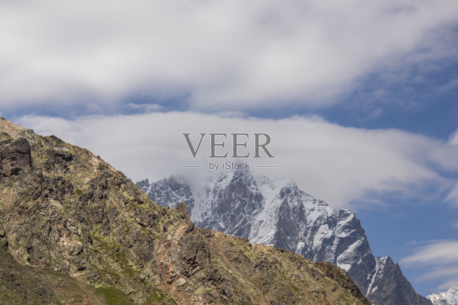 科鲁迪湖徒步旅行-在上斯瓦内蒂山脉的全景，高加索，格鲁吉亚。照片摄影图片