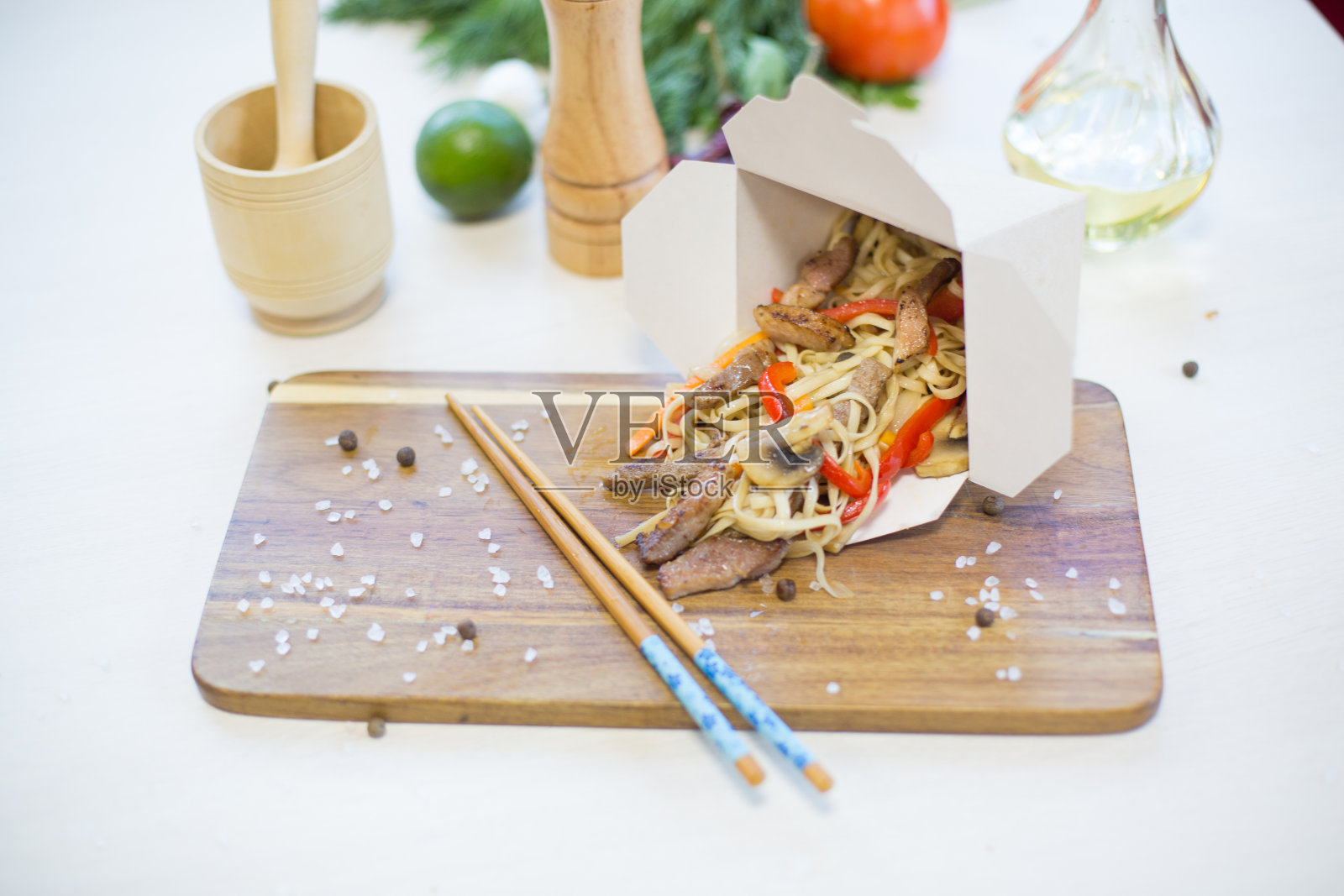 木桌上的外卖盒装蔬菜面条健康食品照片摄影图片