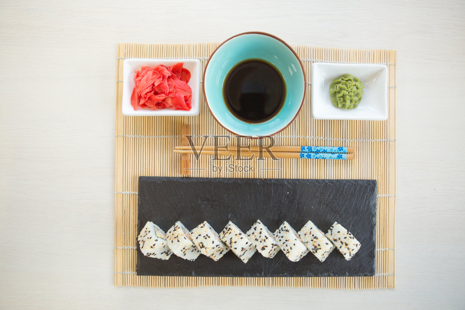 三文鱼卷，日本流行的美食。寿司卷配鱼、奶油芝士和蔬菜照片摄影图片