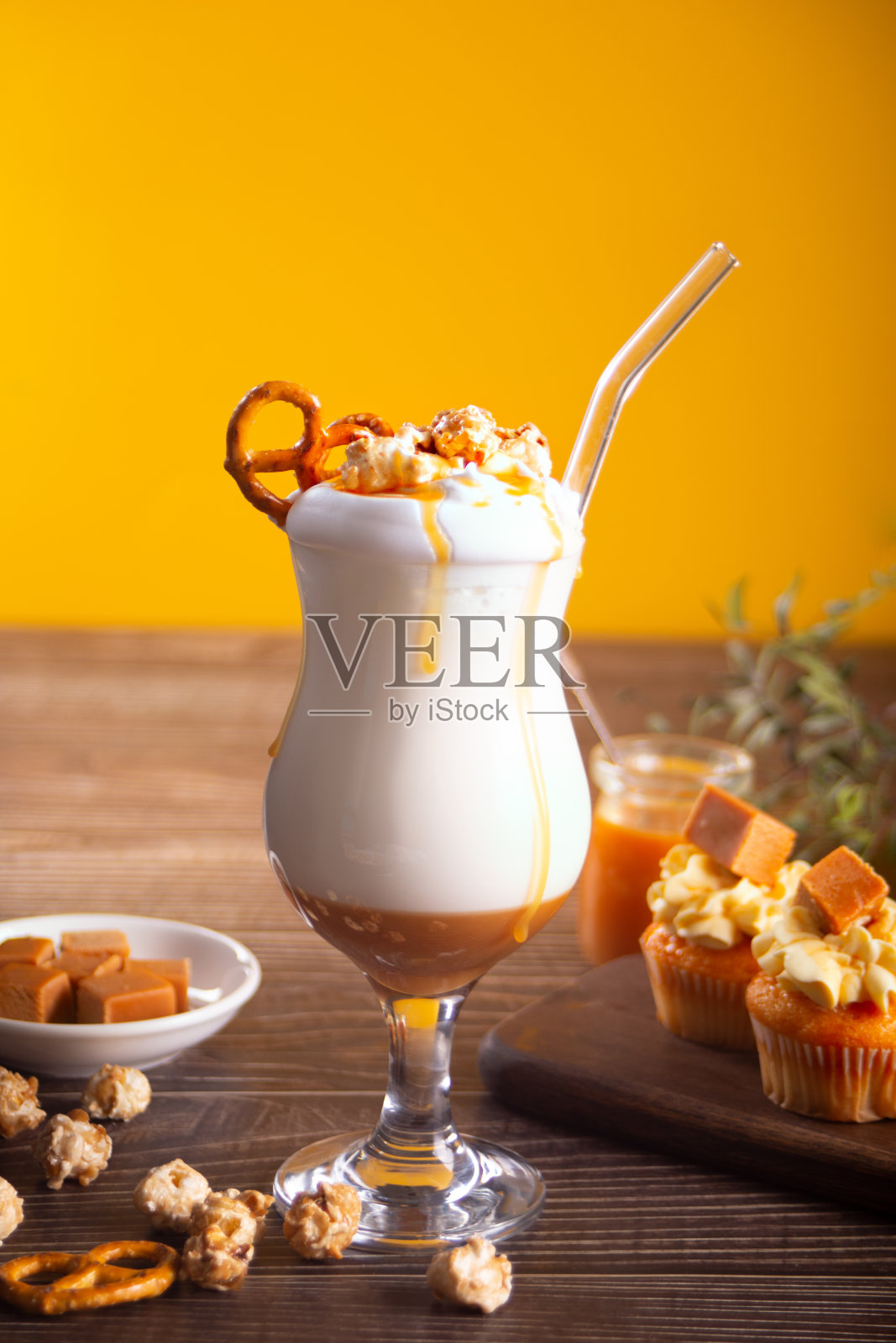 焦糖糖浆奶昔，爆米花和脆饼华夫饼照片摄影图片